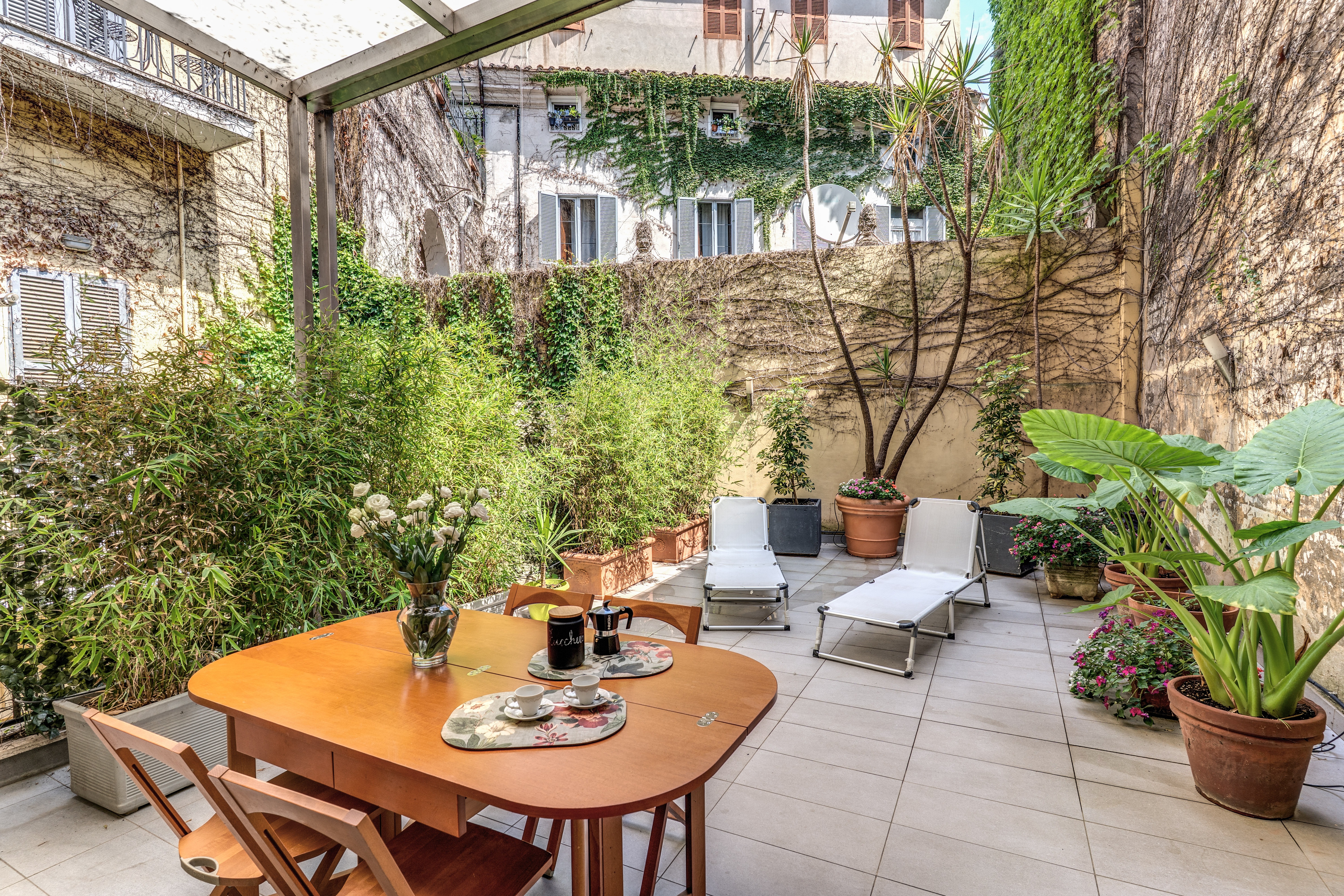 Villa Amaranto Ponsiano Roma: Luxury 1-Bedroom Apartment with Private Garden and Spa, Navona Rome