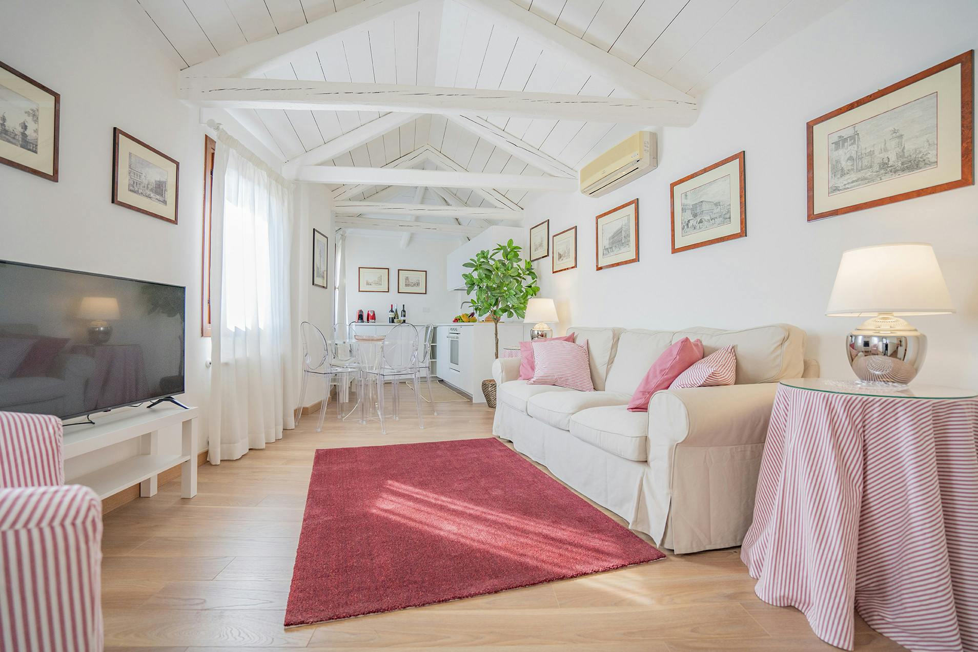 Villa Amaranto San Bortolomio Venezia: Luxury 2-Bedroom Apartment with Sea View and Spa in Venice San Marco