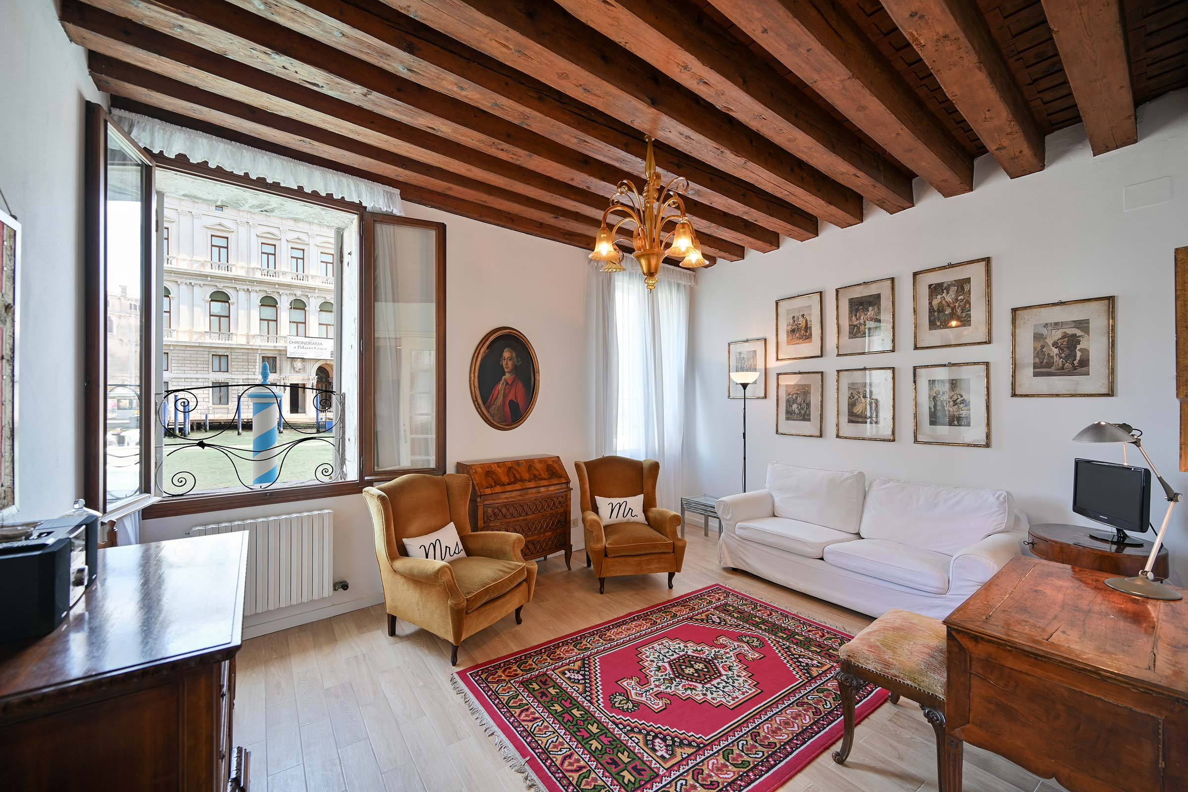 Villa Amaranto San Trovaso Venezia: Luxury 1-Bedroom Apartment with Air-Con and Garden Access in Dorsoduro Venice