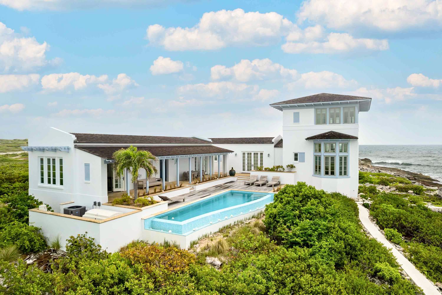 Villa Ambarino Landfall Ambergris: 4-Bedroom Oceanview Villa with Infinity Pool and Hot Tub in