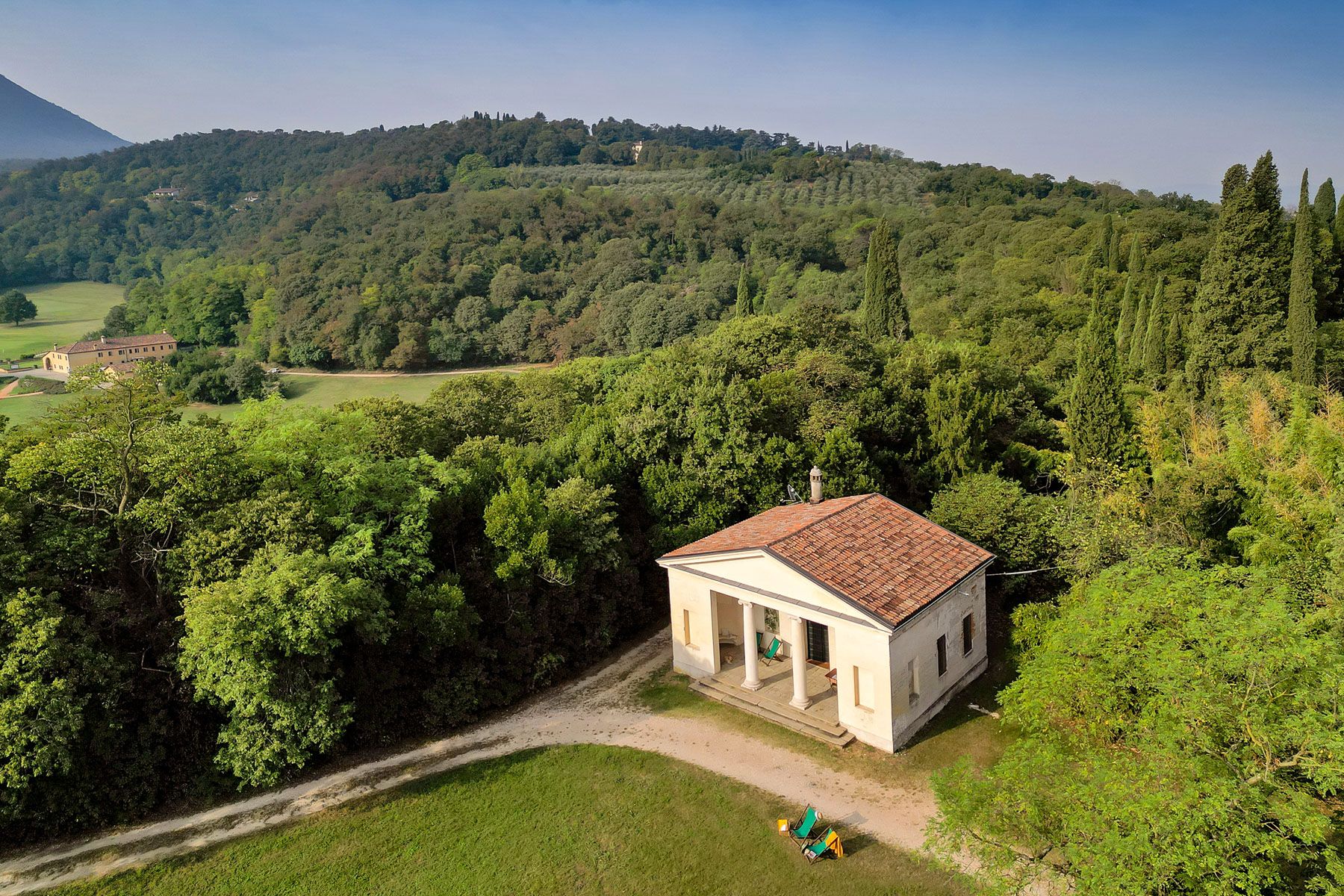 Villa Ambra Prato Padova: 2-Bedroom Neoclassical Villa with Golf Course Access in Pado