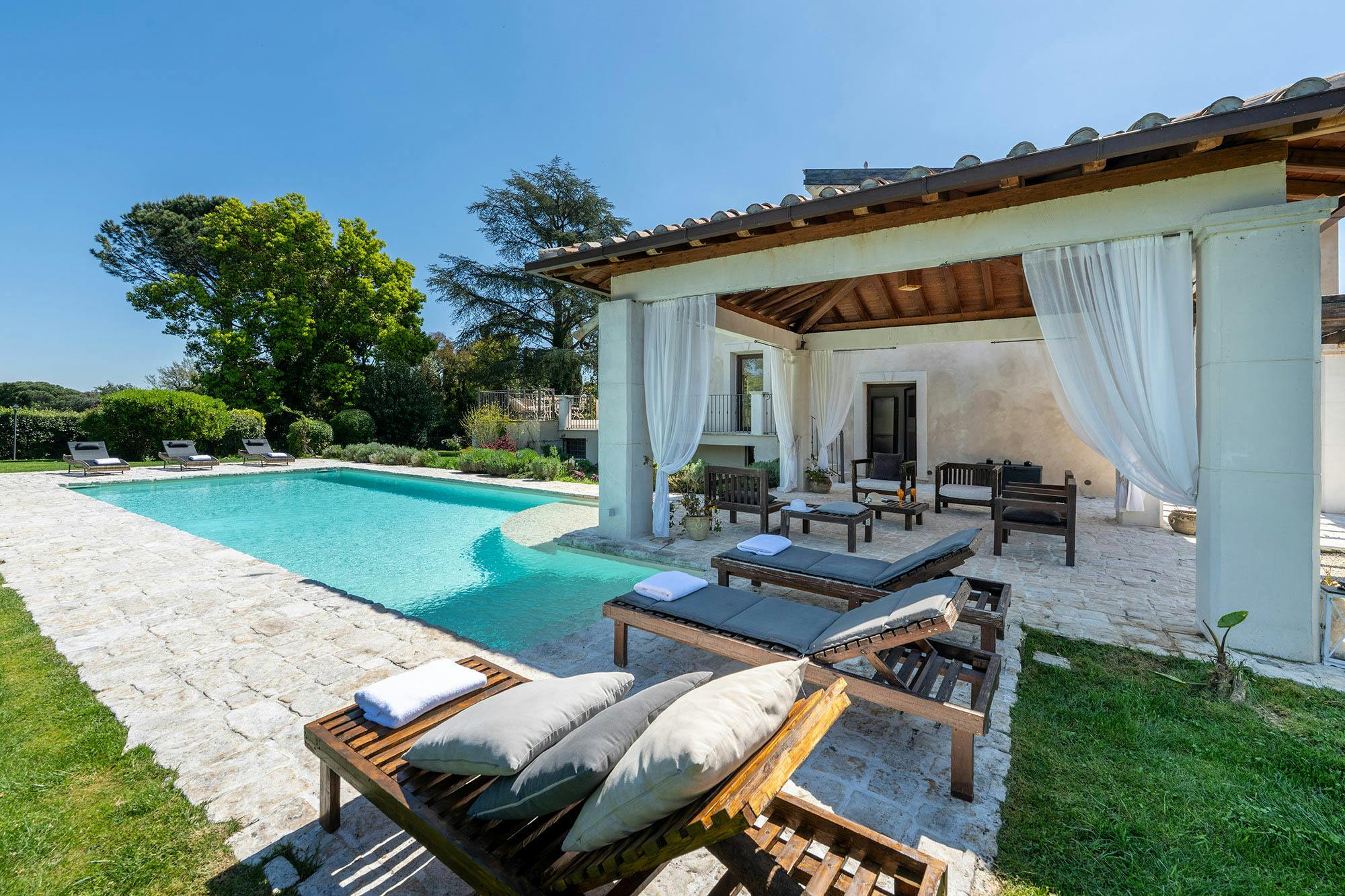 Villa Ambrato Grotta Bracciano Roma: Luxury 3-Bedroom Villa with Private Pool and Spa, Valle Aurelia Rome