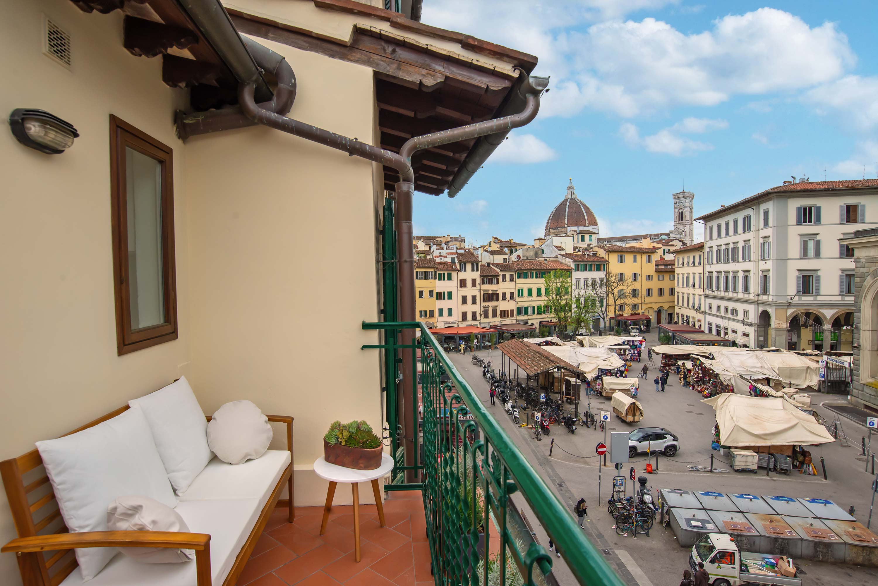 Villa Ambrato Lamione Accademia Firenze: Luxury 2-Bedroom Villa with Private Terrace and Air-Con, Florence Accademia