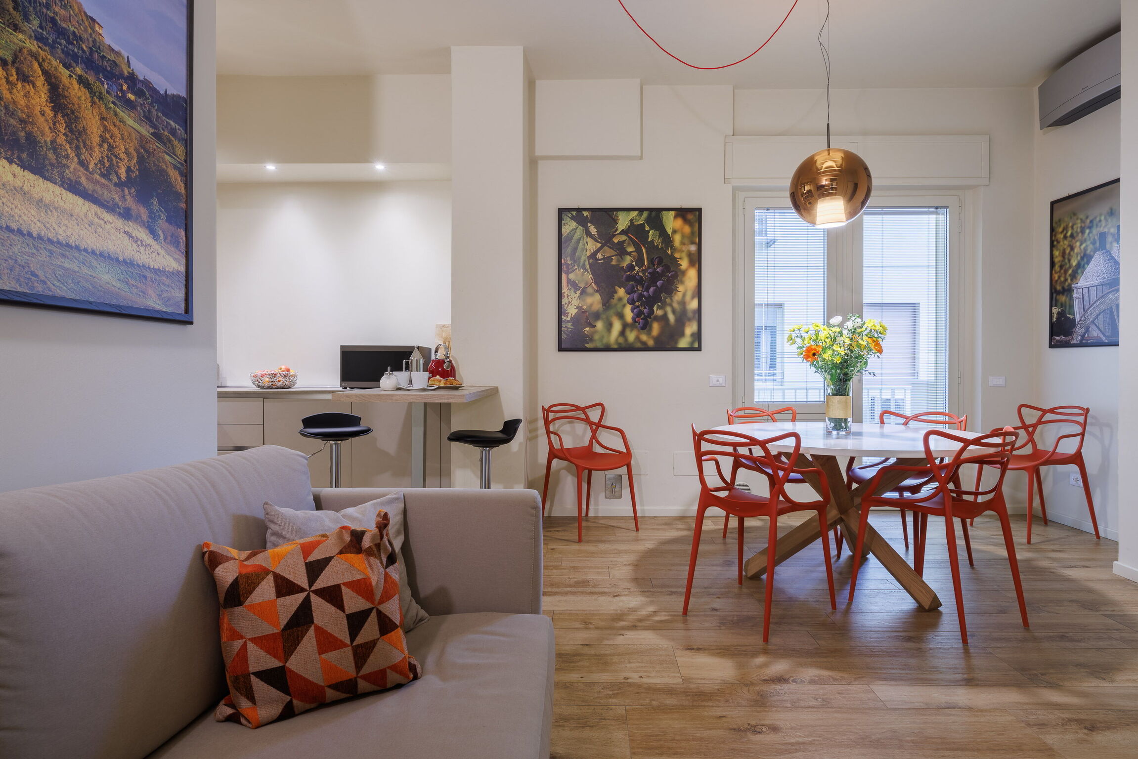 Villa Ambrato Loggia Accademia Firenze: Charming 3-Bedroom Apartment Rental with Balconies and Air-Con, Florence Accademia