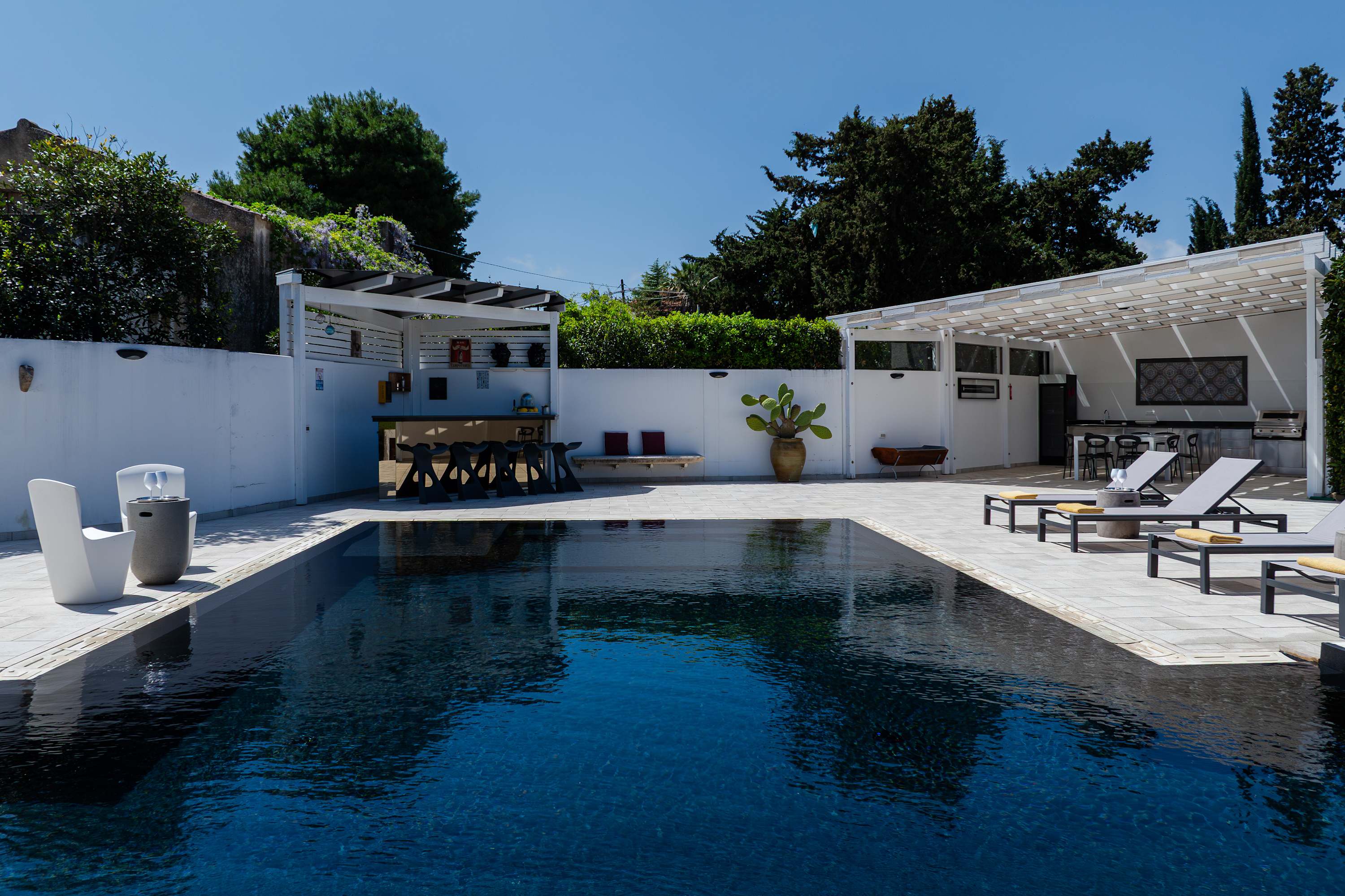 Villa Ambrato Poggio Buseto Trapani: Luxury 3-Bedroom Villa with Infinity Pool and Hot Tub, Trapani Sicily