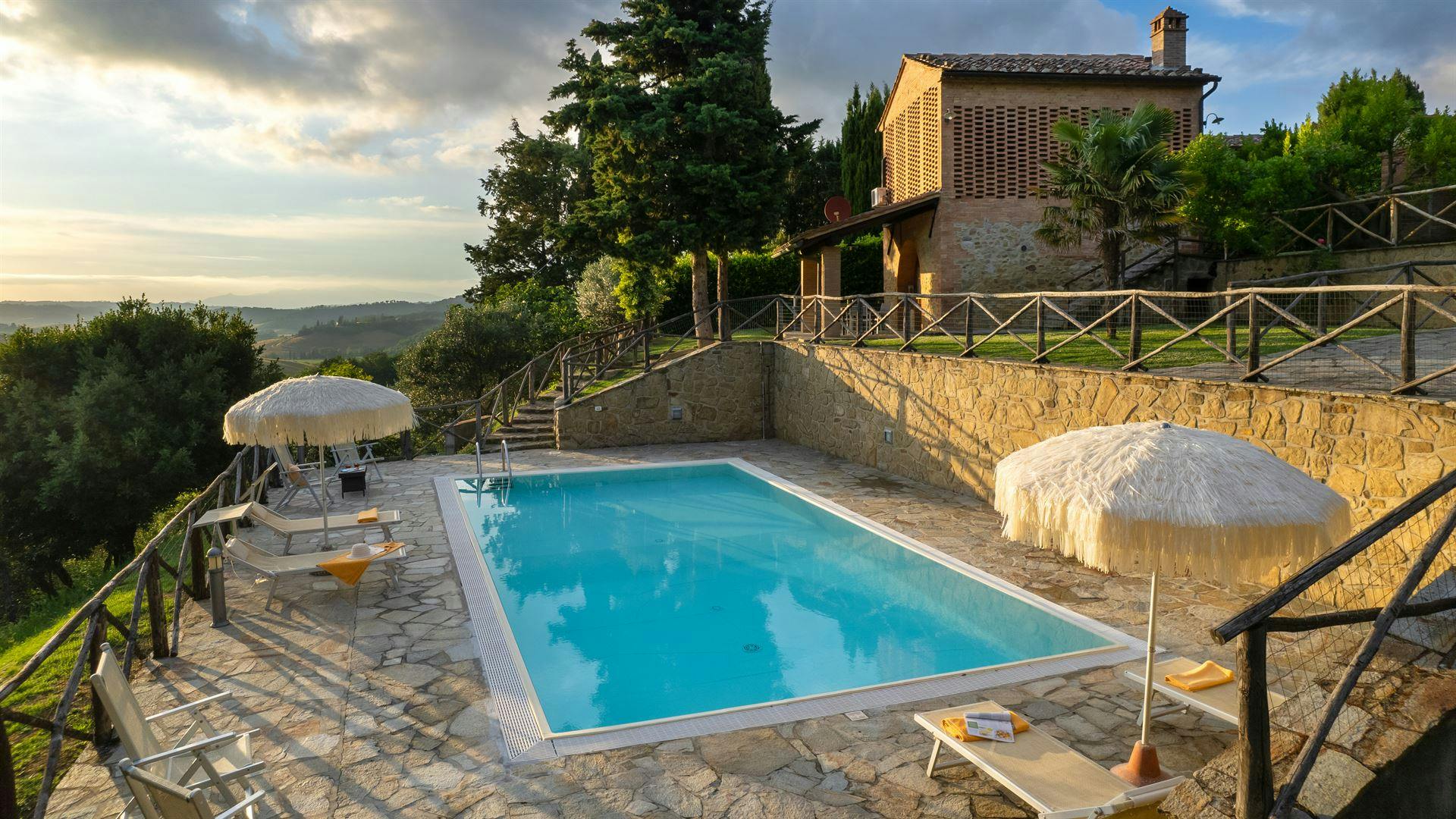Villa Ambrato Poggio Lajatico: Luxury 2-Bedroom Villa with Private Pool and Spa, Val di Chiana Tuscany