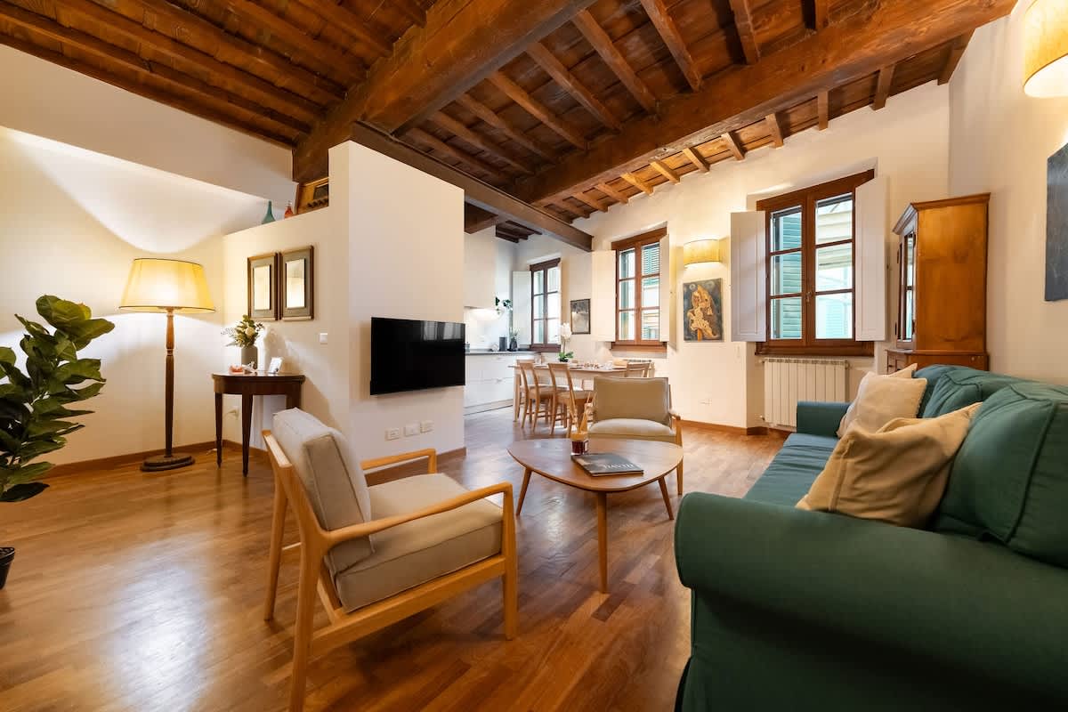 Villa Levante Fiesole Santa Croce: Luxury 2-Bedroom Apartment with Spa and Air-Con in Florence Santa Croce