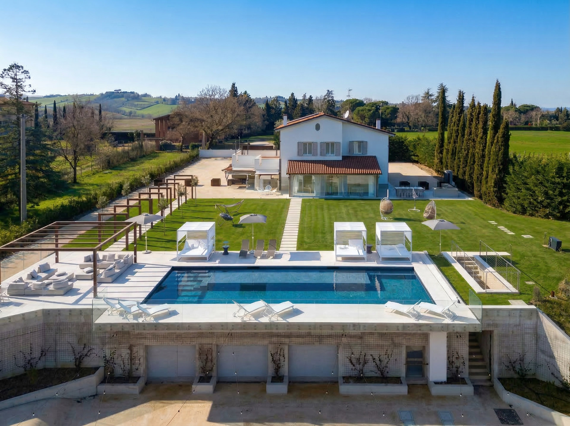 Villa Ambrato Poggio Zattaglia Ravenna: Luxury 6-Bedroom Villa with Infinity Pool and Sauna, Ravenna