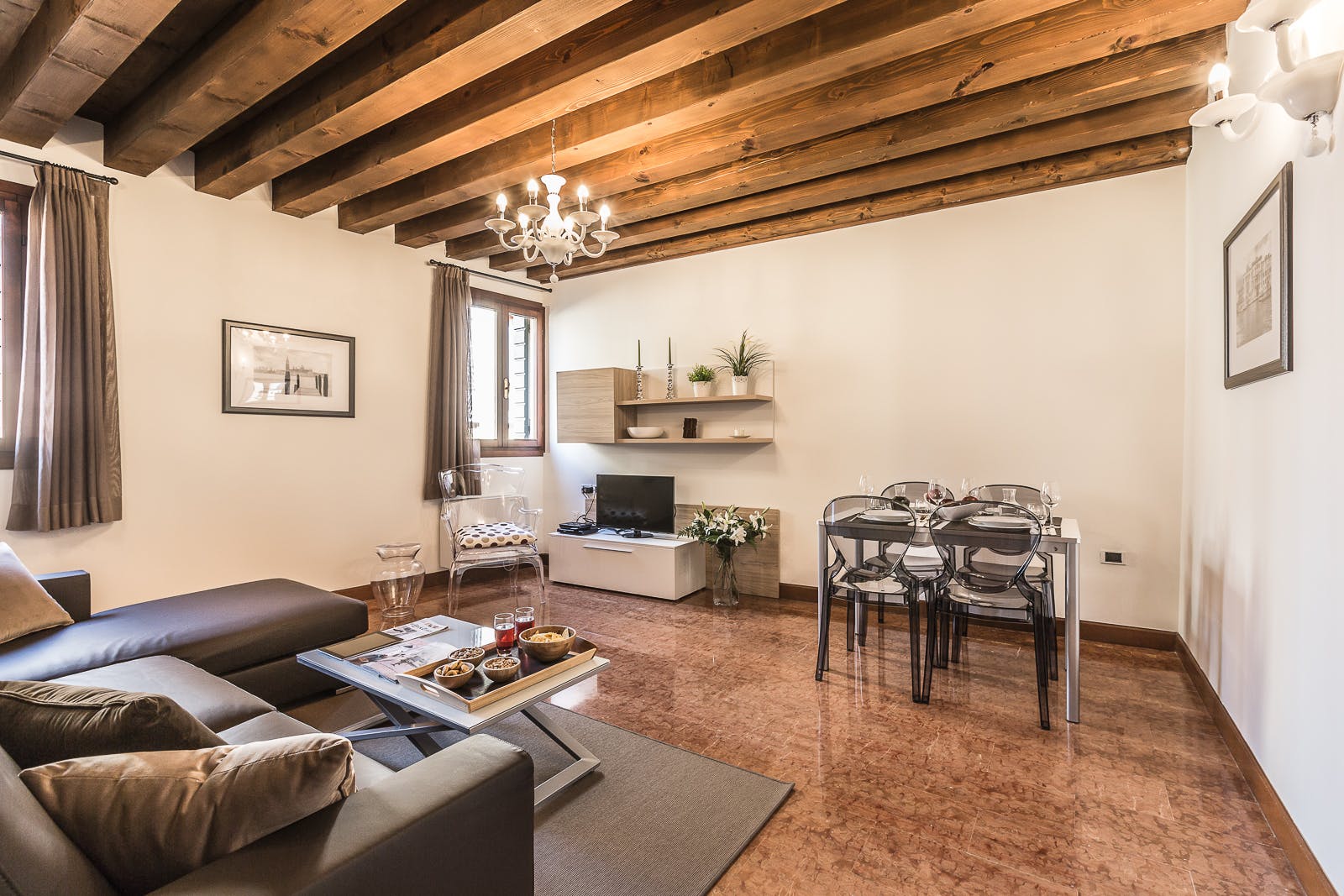 Villa Ambrato San Barnaba Venezia: Luxury 2-Bedroom Apartment with Sea Views in Rialto Venice