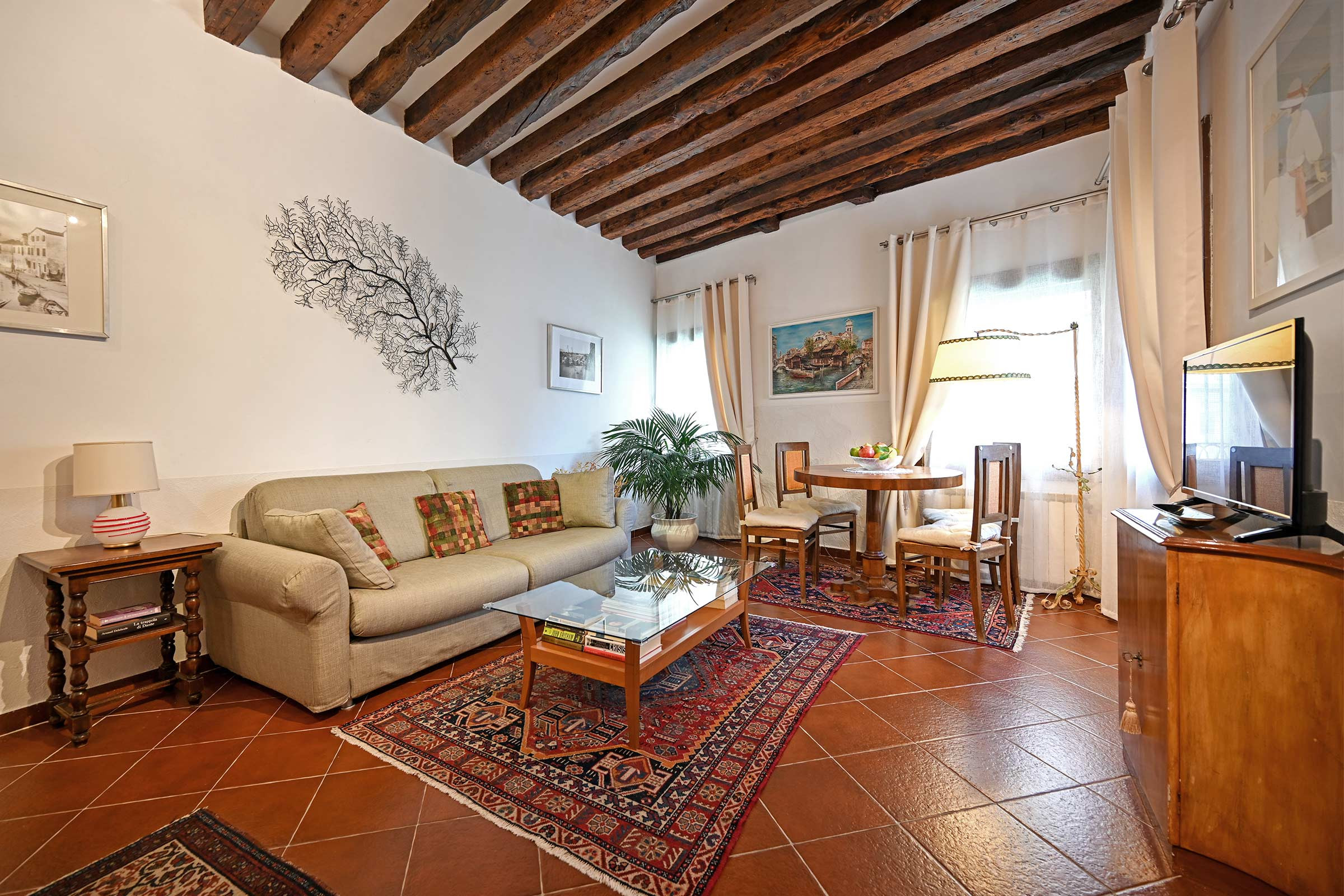 Villa Ambrato Zattere Venezia: Luxury 1-Bedroom Apartment with Canal Views and Air-Con, Dorsoduro Venice