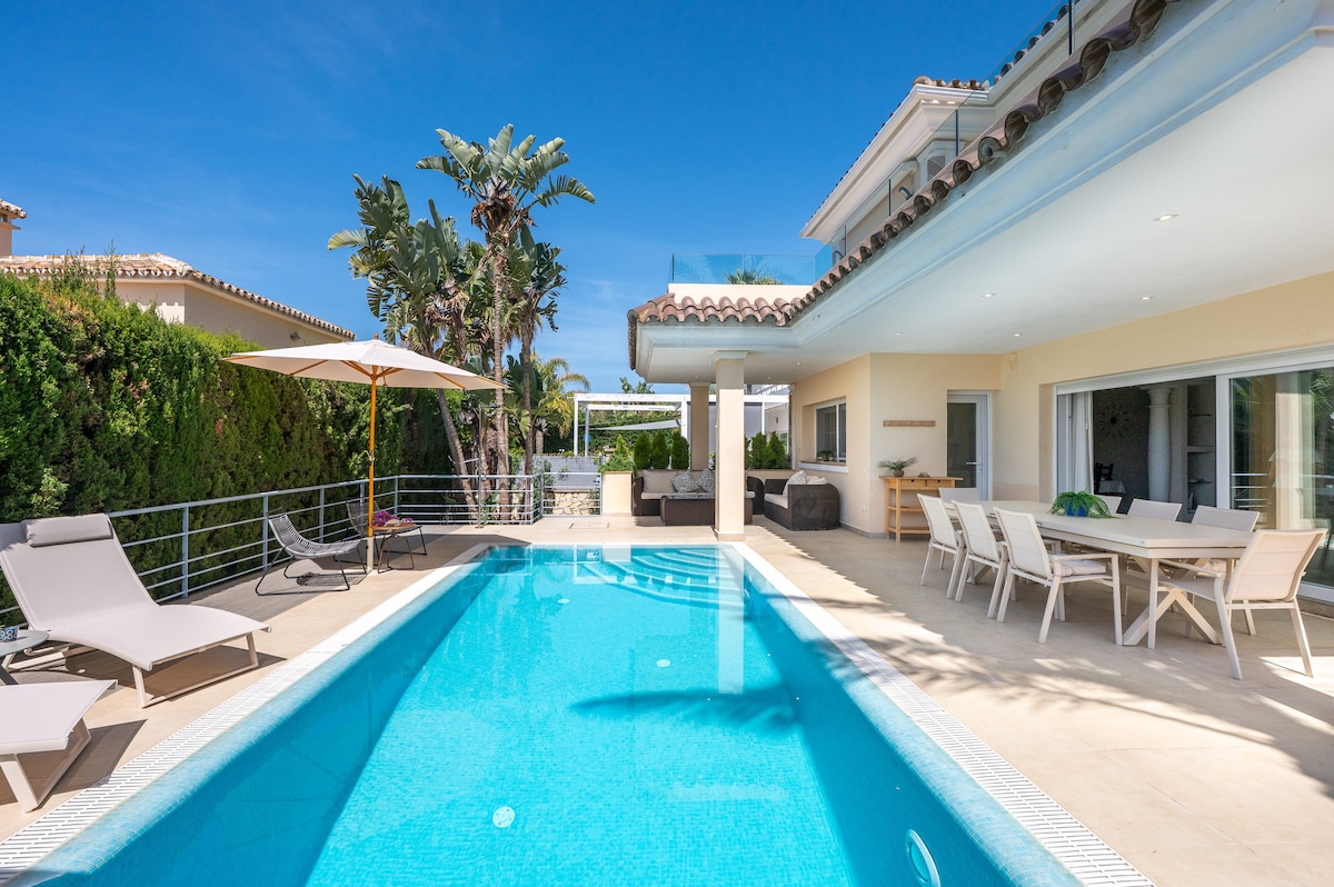Villa Azabache Mirador Chapas Marbella: Luxury 6-Bedroom Villa with Private Pool and Beachfront, Marbella