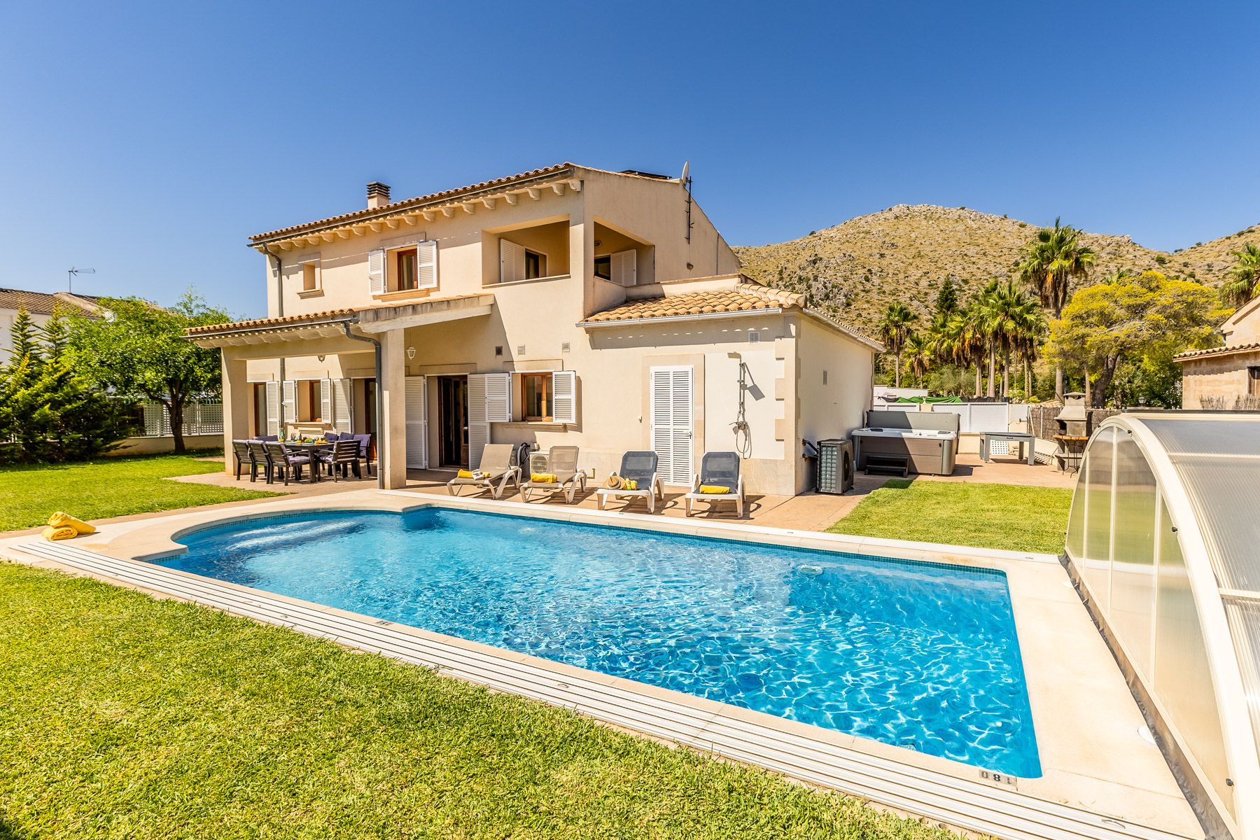 Villa Azafrán Pollentia Alcudia: 3-Bedroom Villa with Heated Pool & Hot Tub Near Alcudia Beac