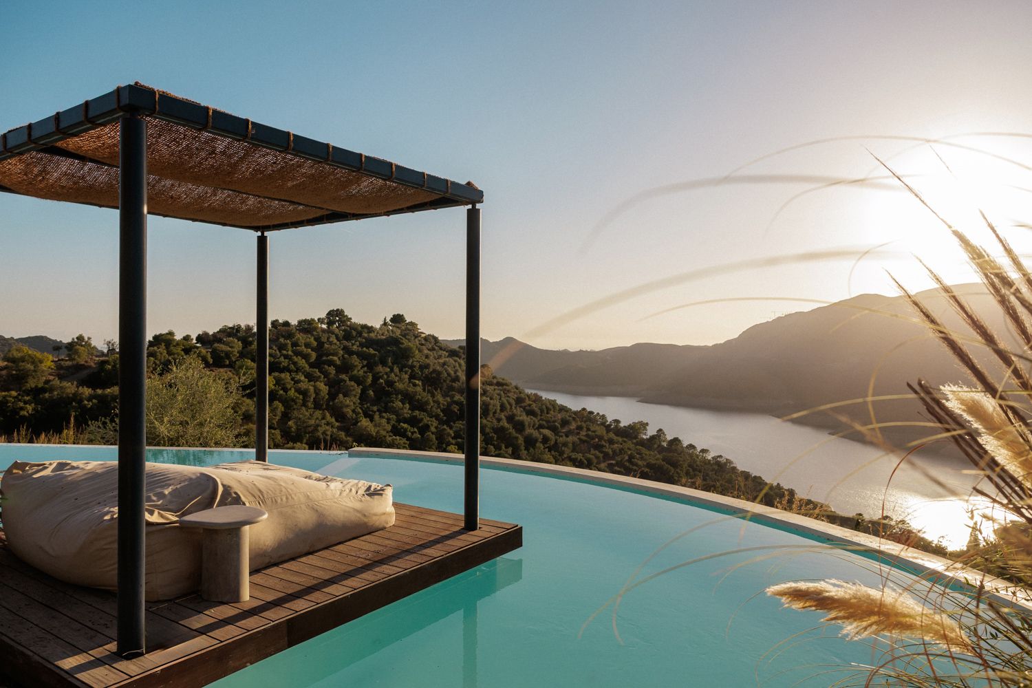 Villa Azahar Albornoque Istán: 6-Bedroom Lakeside Retreat with Spa, Mountain Views & Yoga T