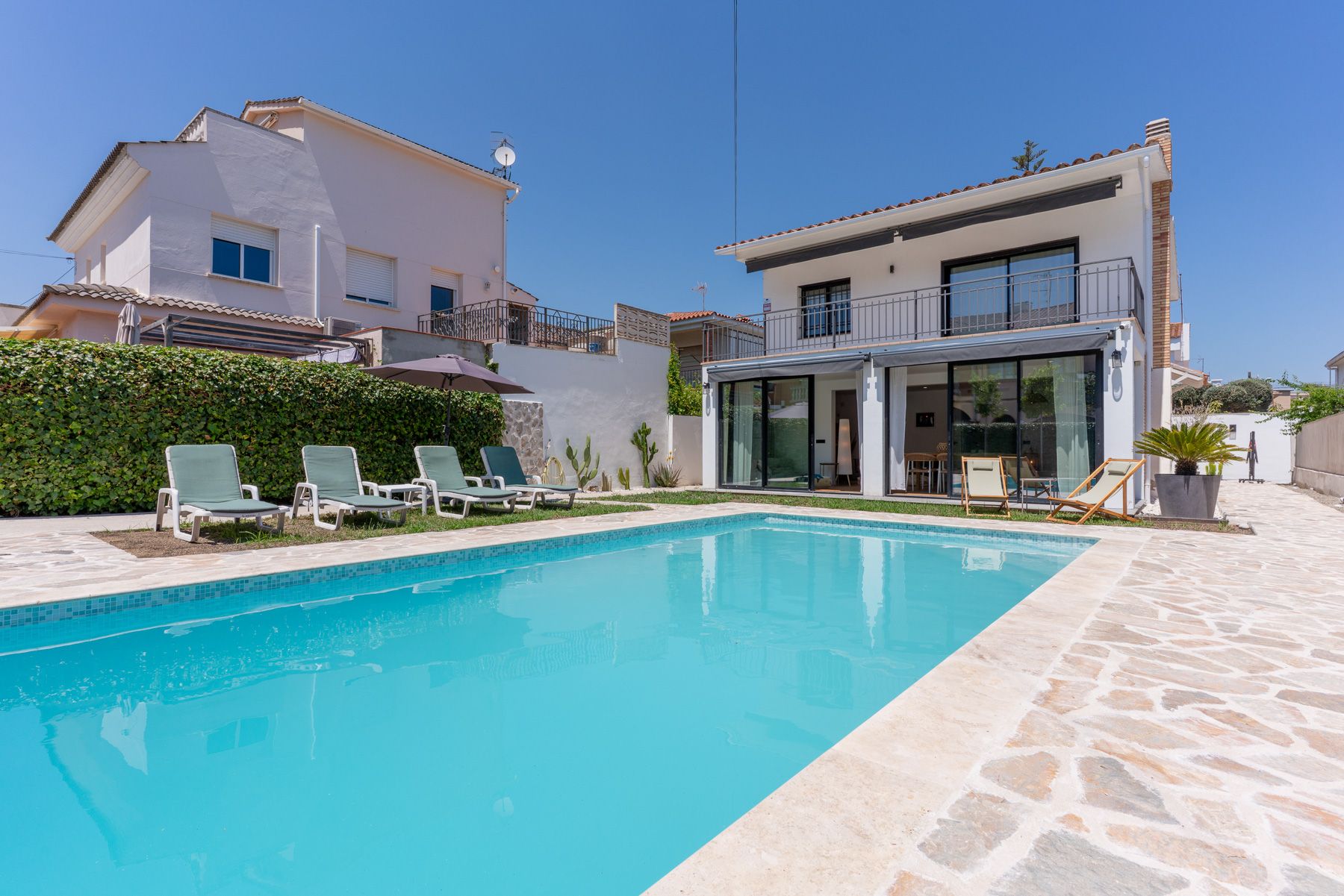 Villa Azahar Garraf Sitges: 5-Bedroom Mediterranean Villa with Spa Near Sitges Beaches,
