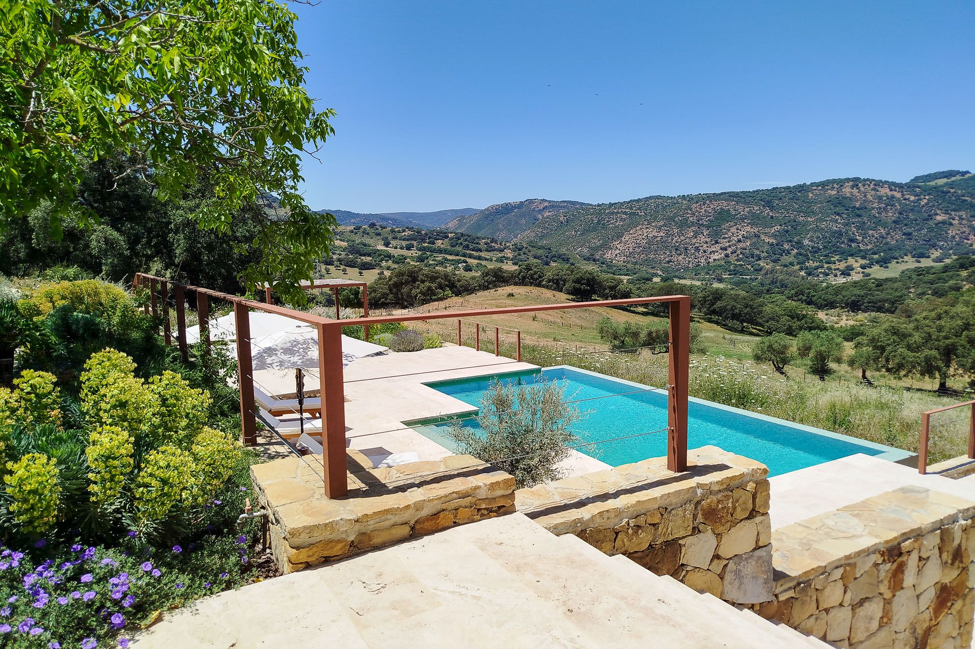 Villa Azahar Genal Algatocín: 5-Bedroom Mountain Retreat with Heated Pool and Spa in Algat