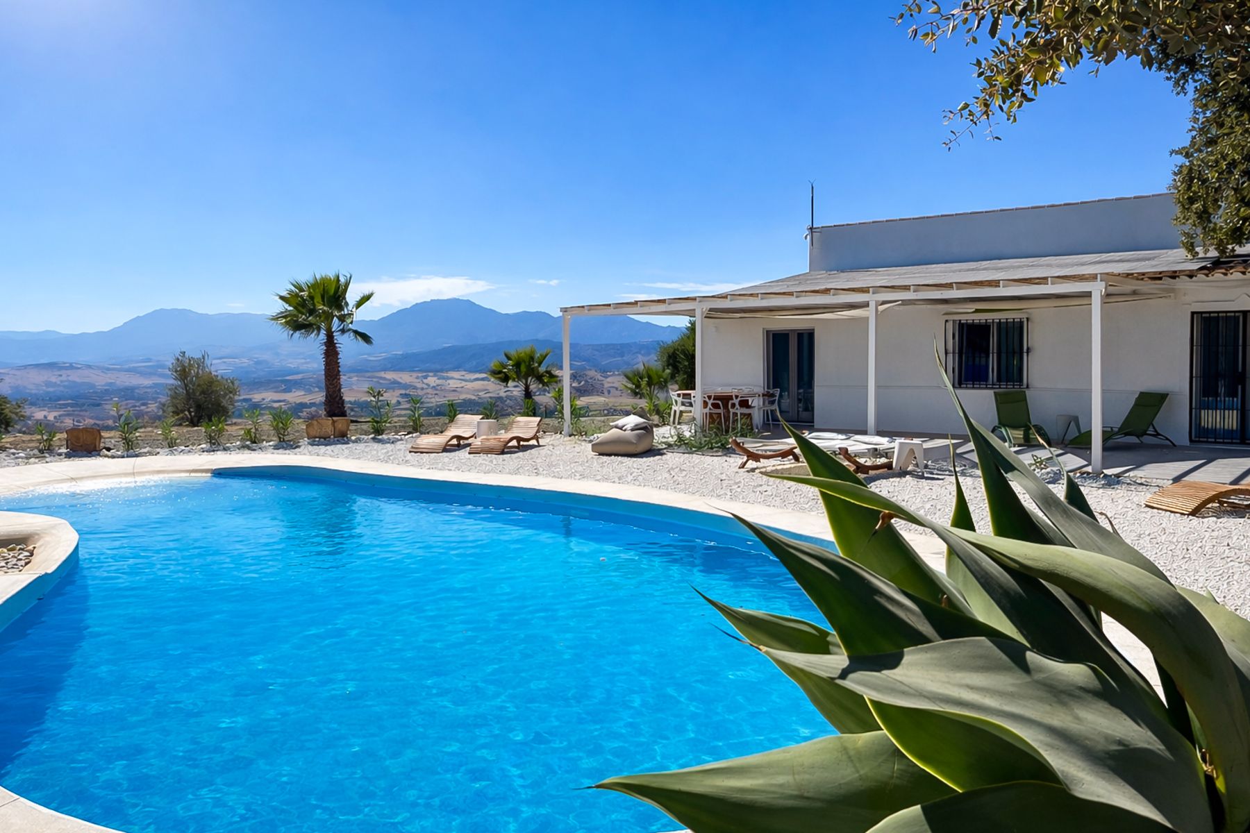 Villa Azahar Hacho Álora: 2-Bedroom Hilltop Villa with Heated Pool and Hot Tub in Álor