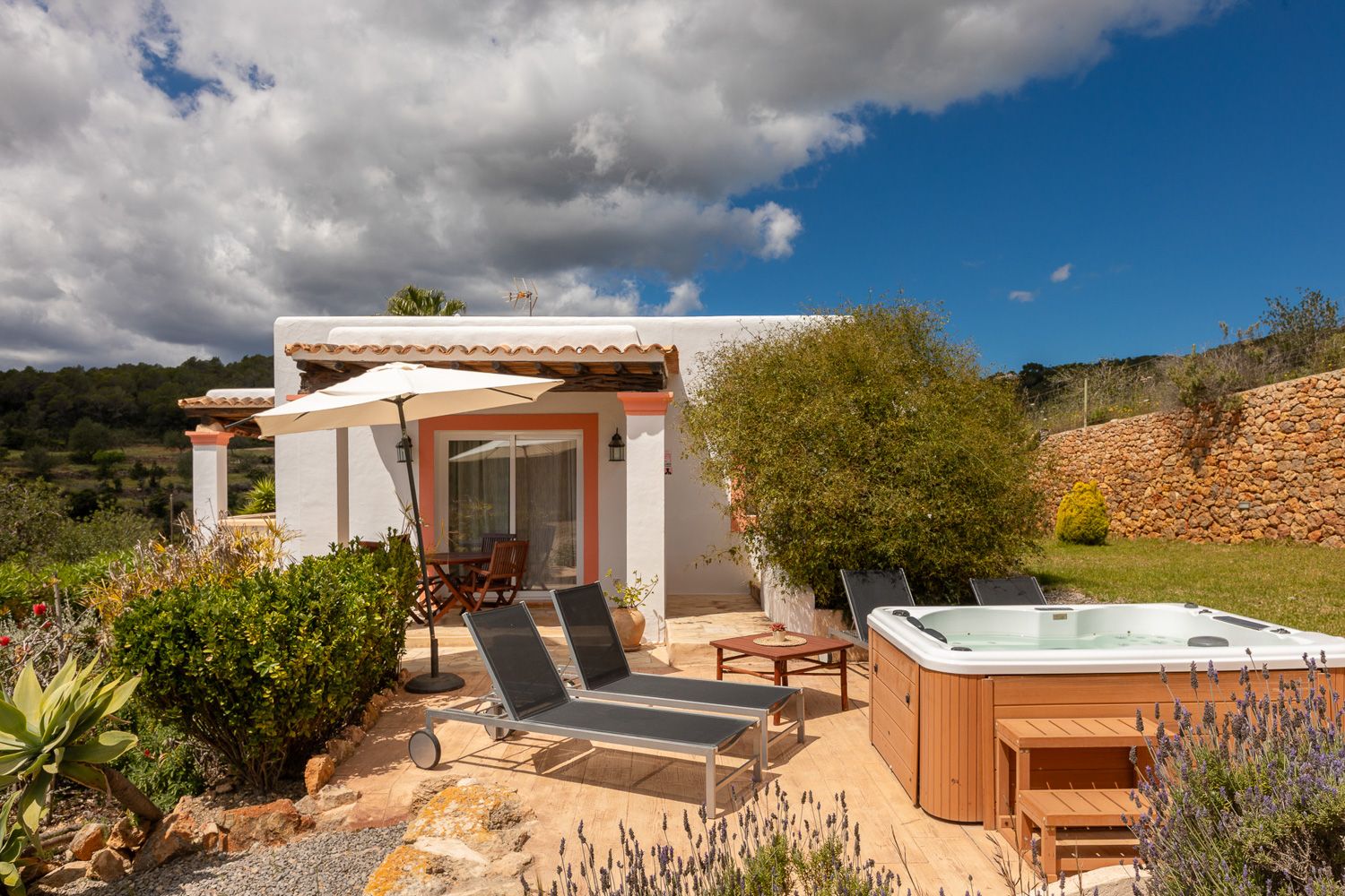 Villa Azahar Jesús Ibiza: 2-Bedroom Sea View Villa with Hot Tub and Countryside Charm