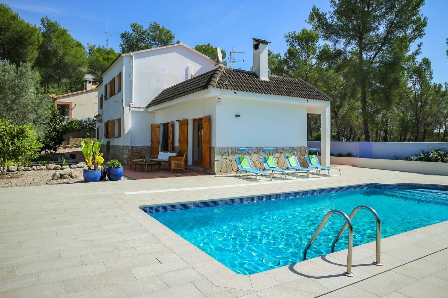 Villa Azahar Olivella Sitges: 5-Bedroom Villa with Private Pool and Tennis Court in Sant P