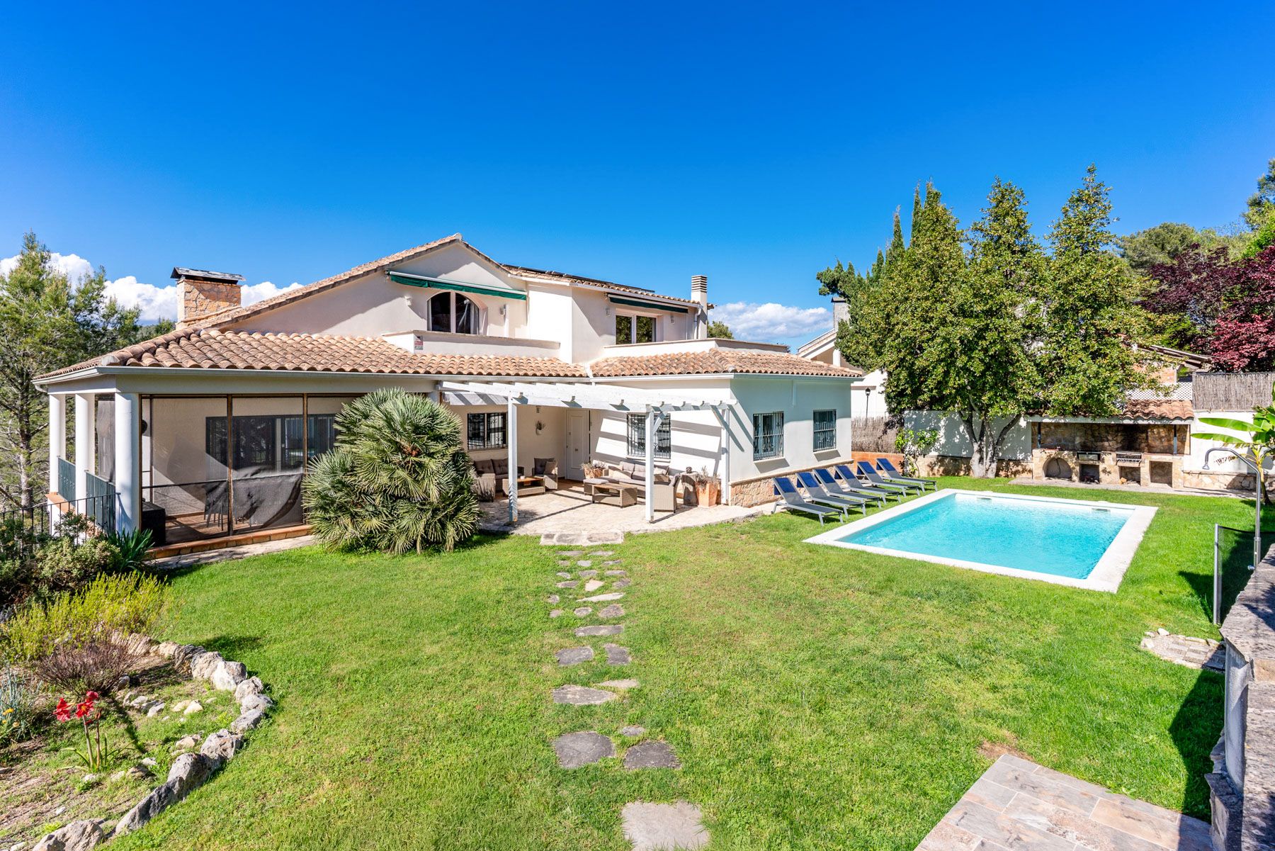 Villa Azahar Plana Sitges: 6-Bedroom Countryside Retreat with Mountain Views and Spa Ne