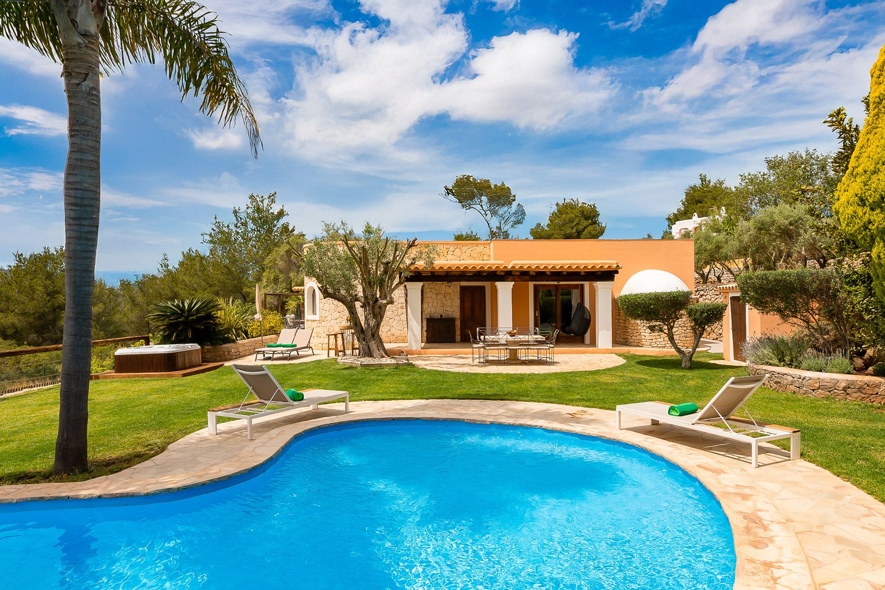 Villa Azahar Siesta Eulalia: 3-Bedroom Countryside Retreat with Spa & Pool in Santa Eulal