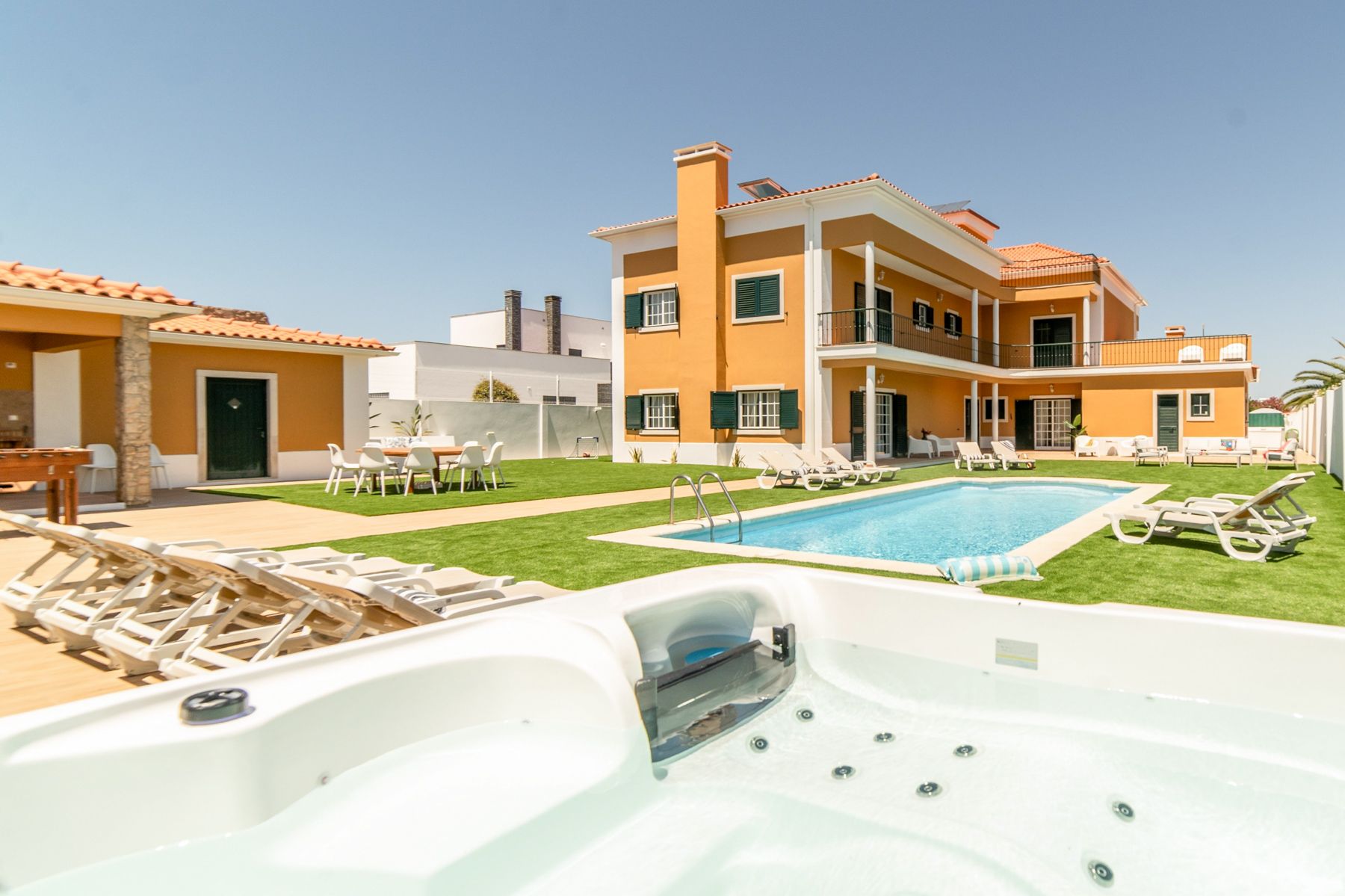 Villa Azáleas Arrábida Setúbal: 9-Bedroom Villa with Heated Pool, Hot Tub & Mountain Views i