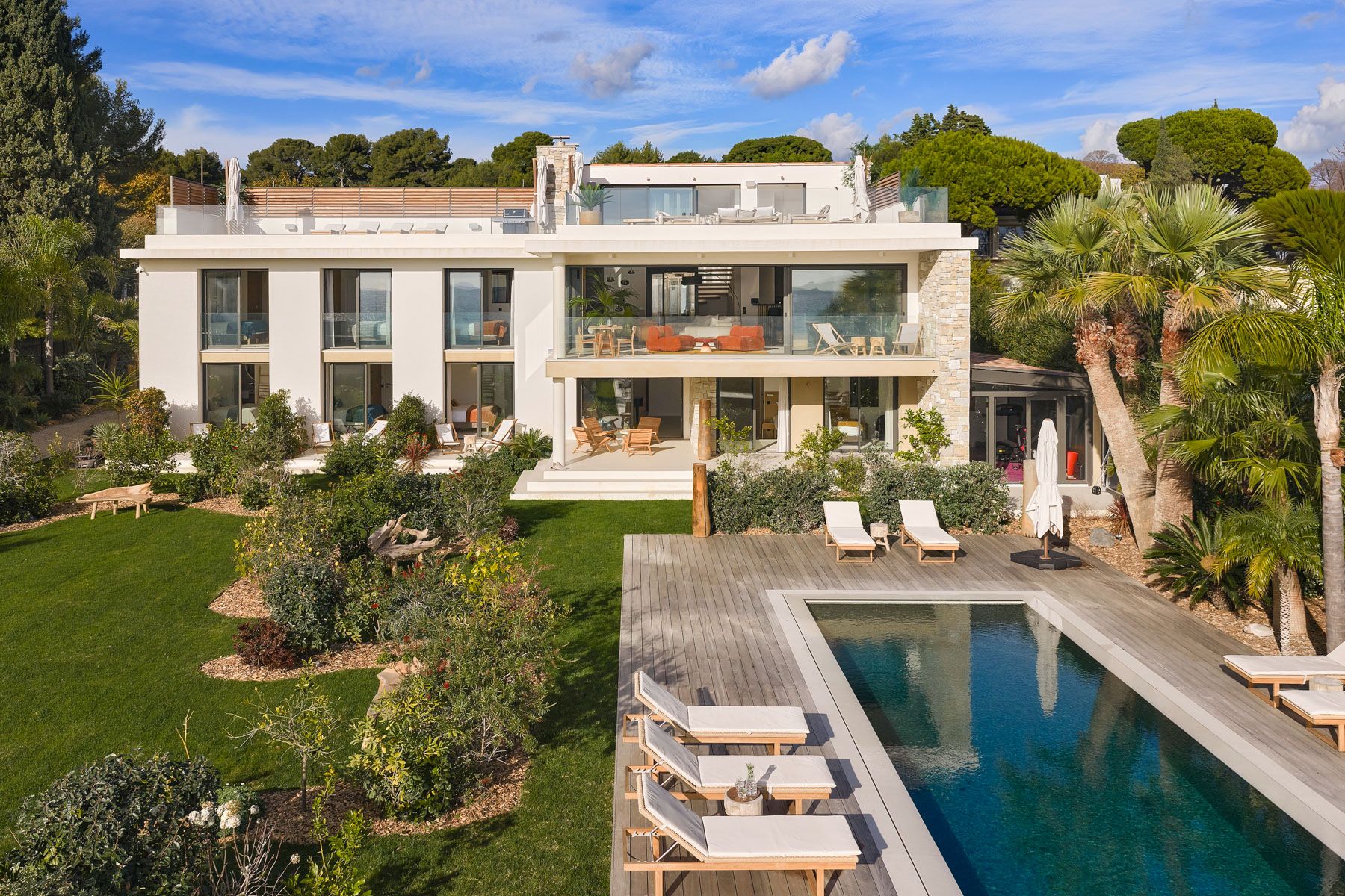 Villa Azur Garoupe Antibes: 11-Bedroom Seafront Villa with Heated Pool and Panoramic Sea