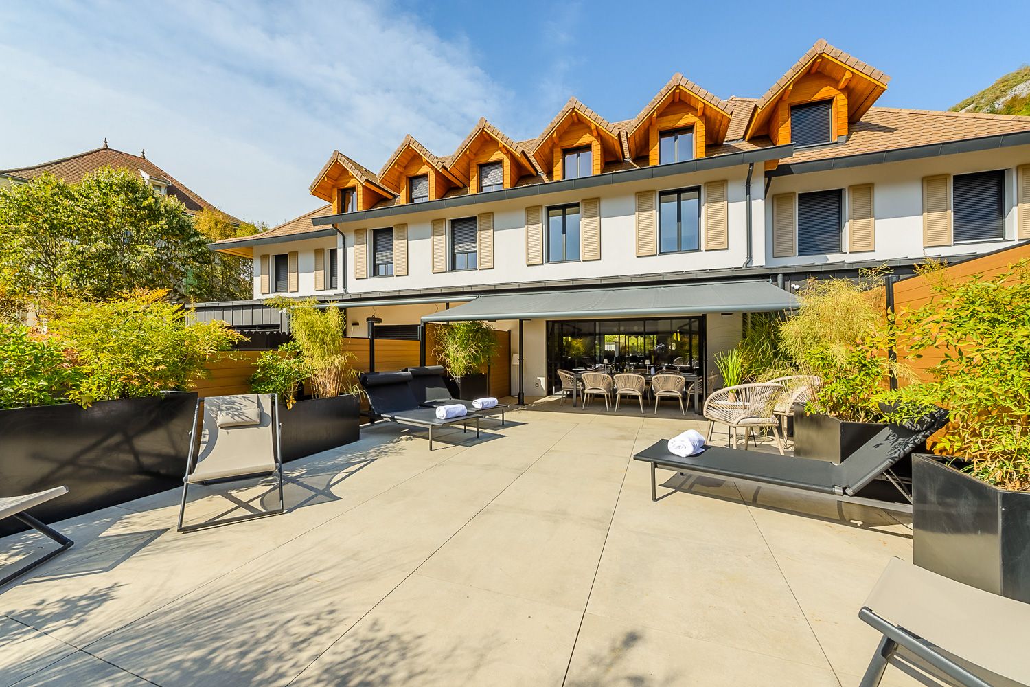 Villa Azur Roc Talloires: 5-Bedroom Lakeside Villa with Spa and Mountain Views in Tall