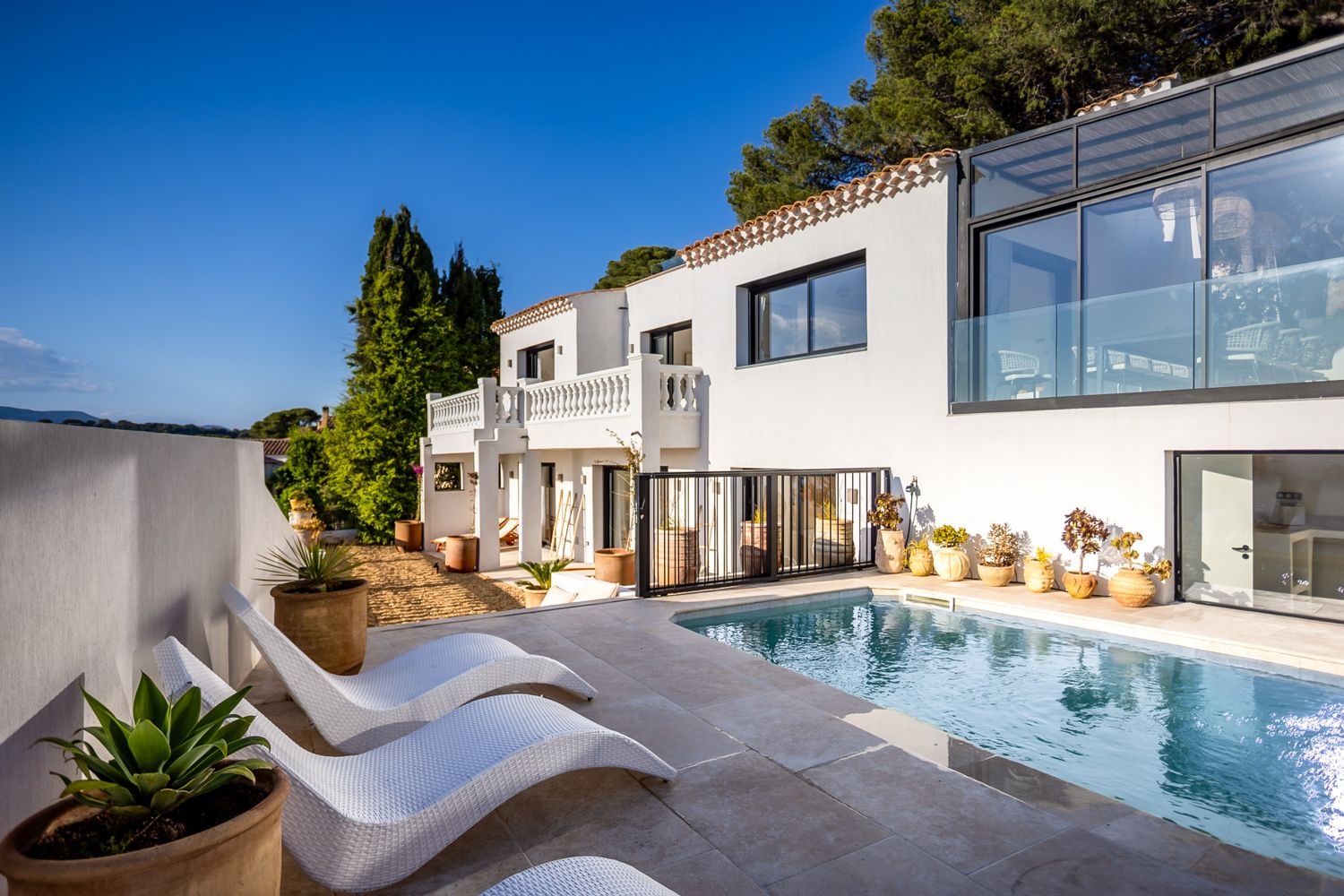 Villa Azurée Bonnettes LePradet: 5-Bedroom Beachfront Villa with Heated Pool and Sea Views in