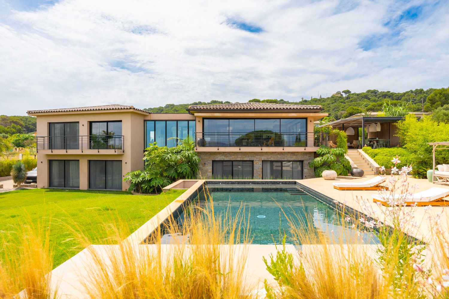 Villa Azuréenne Mougins Cannes: 5-Bedroom Villa with Heated Pool and Sea Views on the French