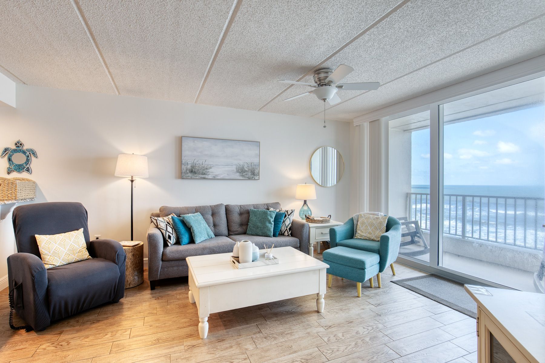 Villa Azuretide Seabreeze Daytona: 2-Bedroom Beachfront Condo with Panoramic Ocean Views in Day