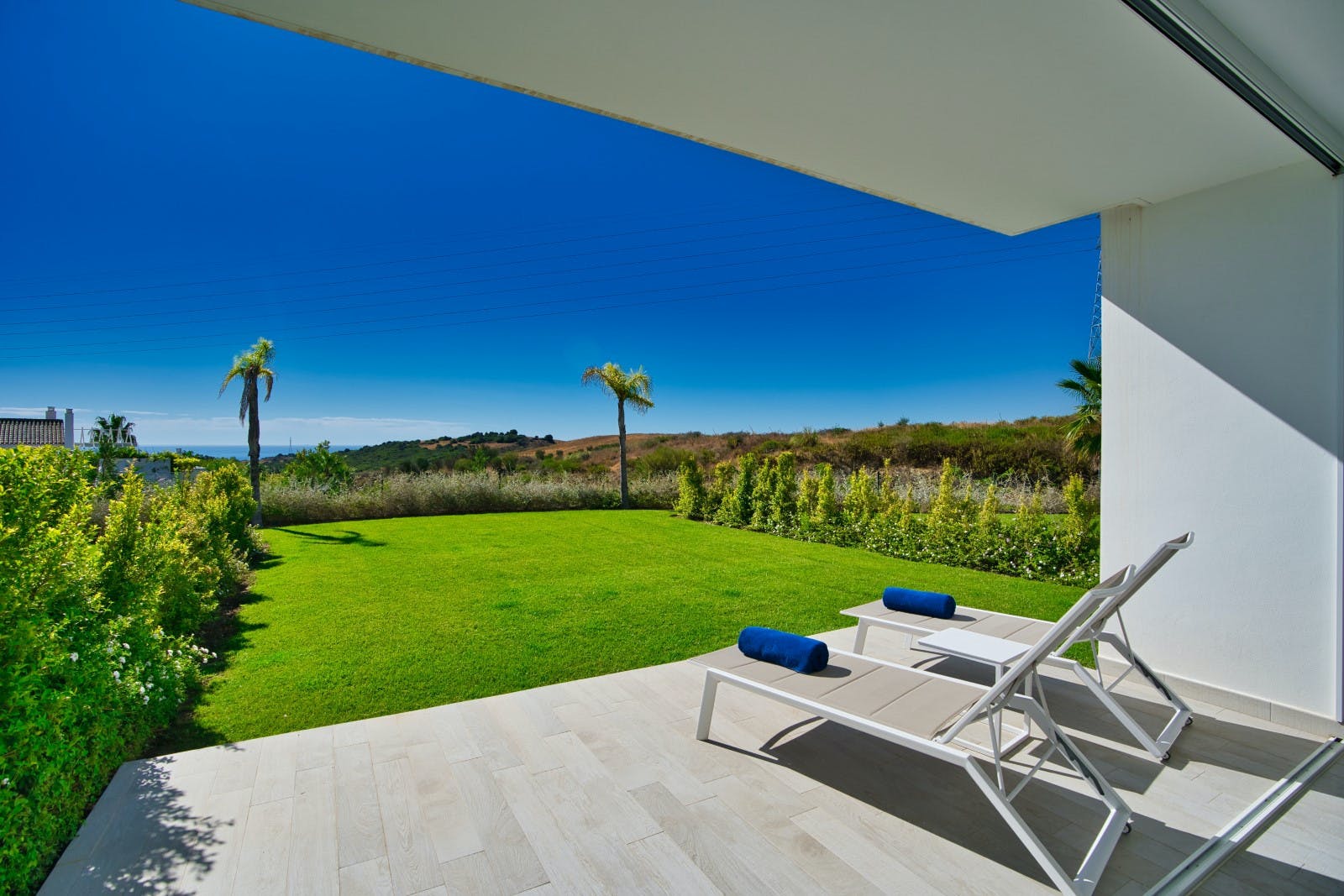Villa Bermejo Elparaíso Estepona: Stylish 2-Bedroom Apartment with Sea Views and Spa Facilities, Estepona