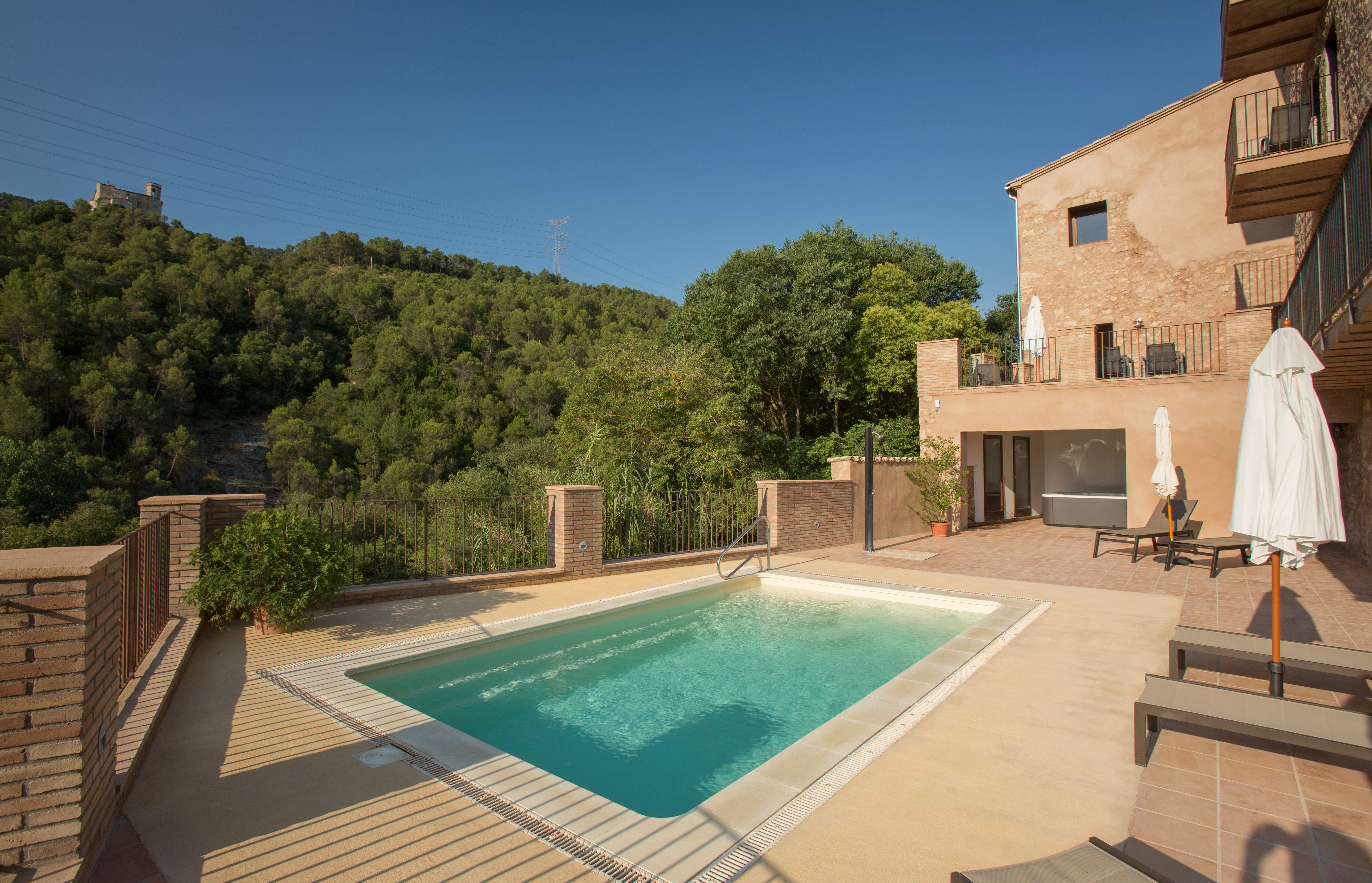 Villa Bermejo Montjuïc Barcelona: Luxury 2-Bedroom Apartment with Hot Tub and Pool, Barcelona