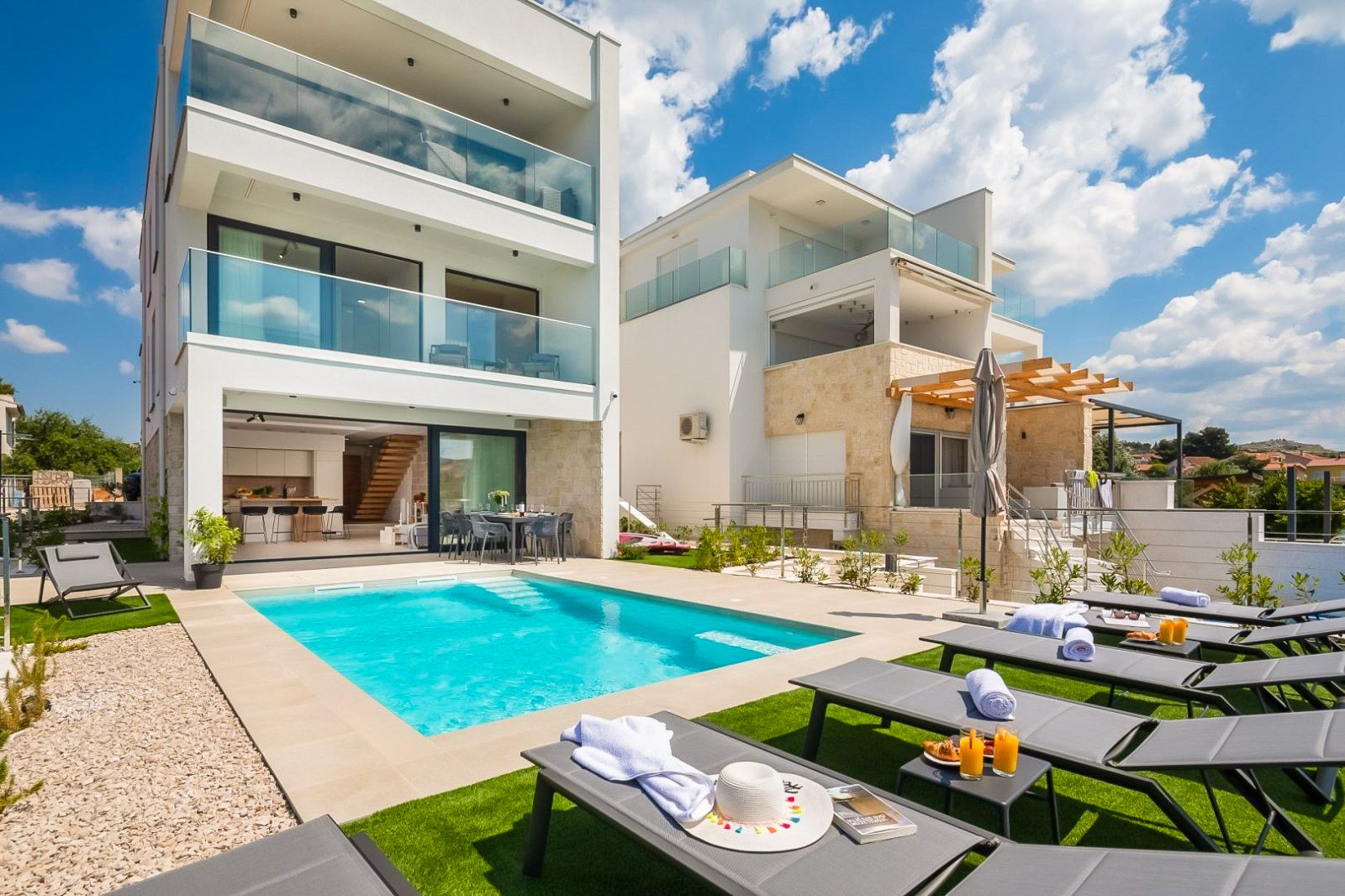 Villa Biserka Jazina Šibenik: 6-Bedroom Seafront Villa with Heated Pool and Sauna in Žabor