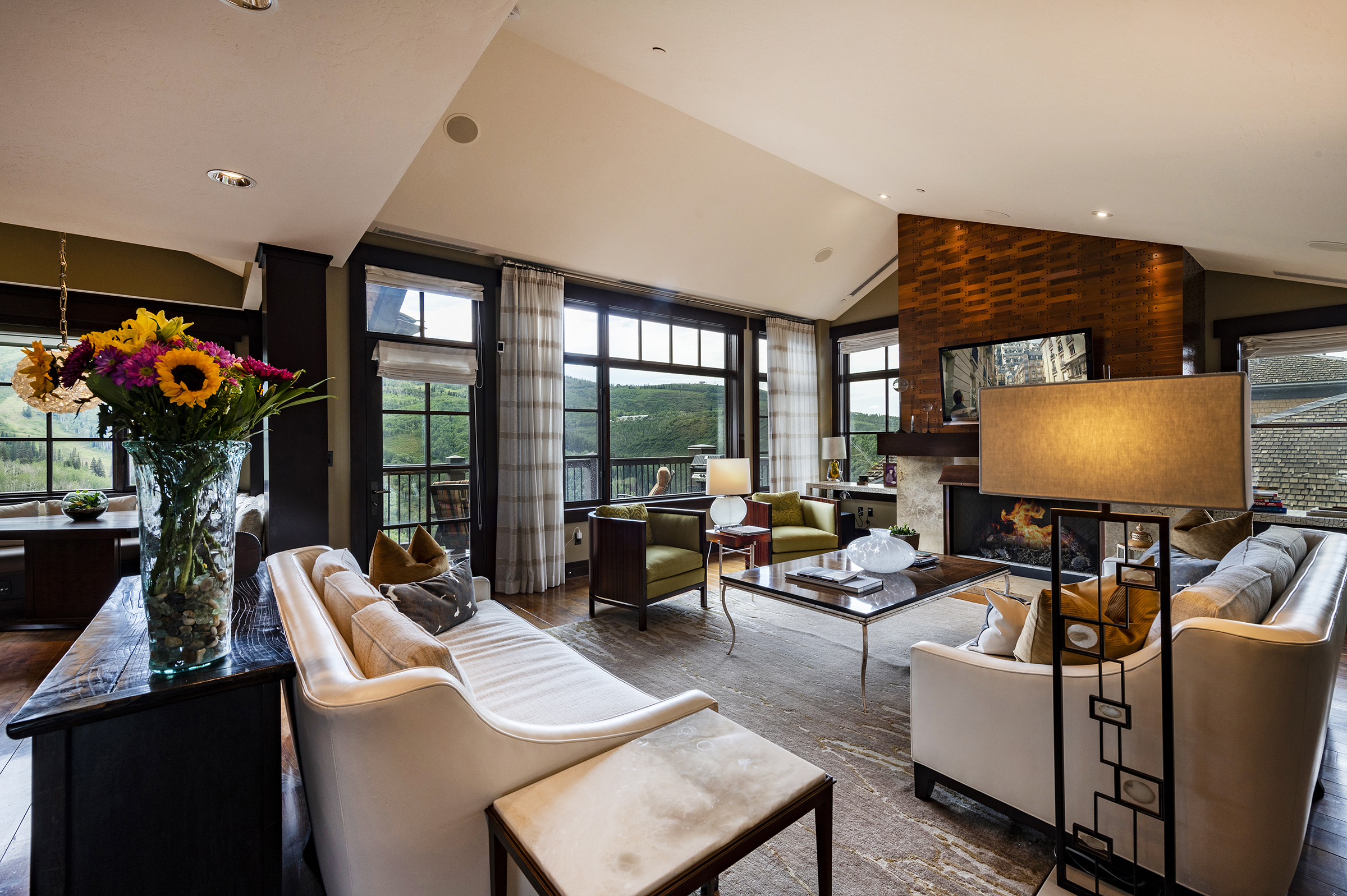 Villa Vento di Terra Ski Hill Park City: Luxury 3-Bedroom Ski Chalet Rental with Hot Tub and Ski-In Access, Park City
