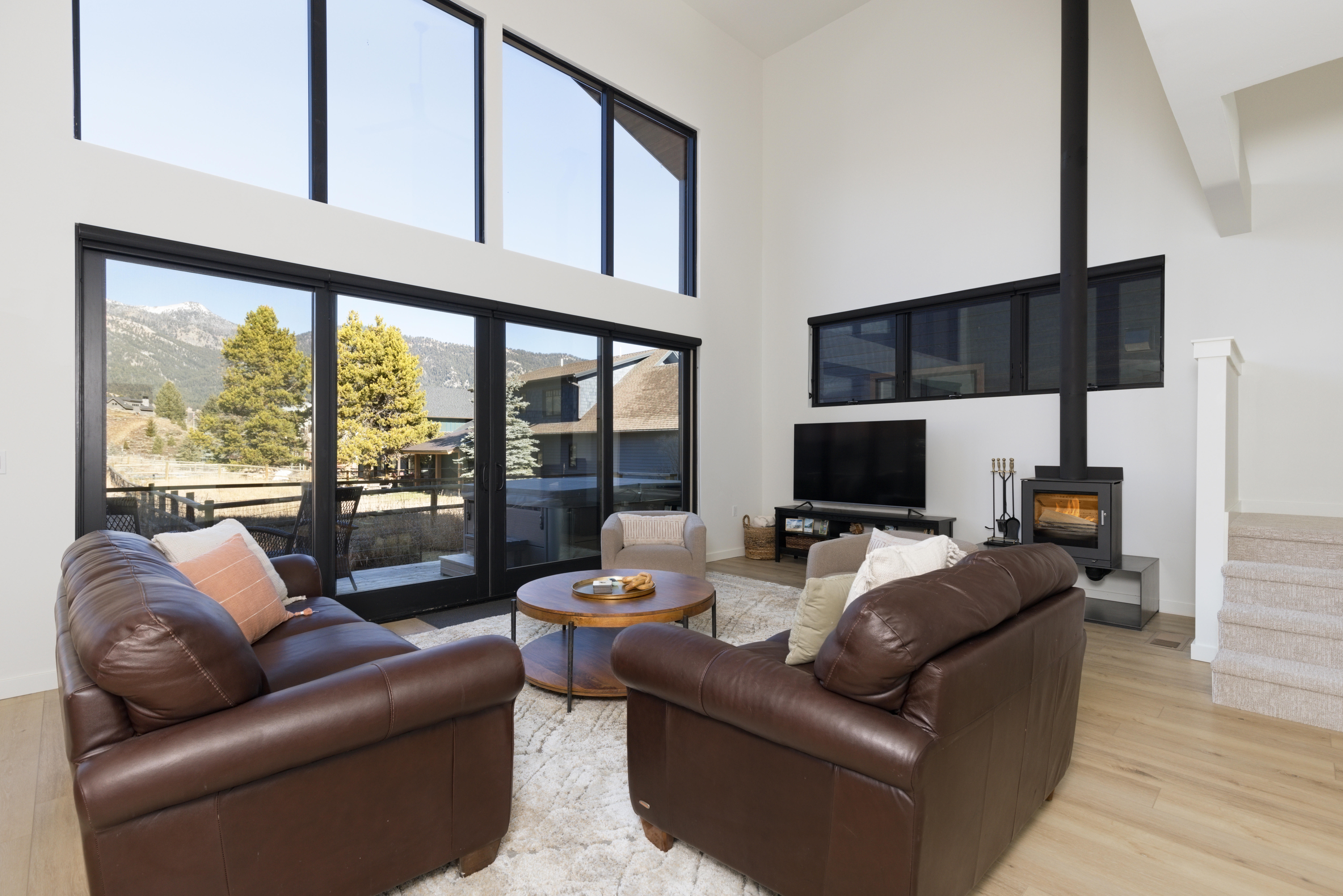 Villa Boreas Gallatin Moonlight: Luxury 4-Bedroom Villa with Hot Tub and Private Parking, Gallatin County Montana