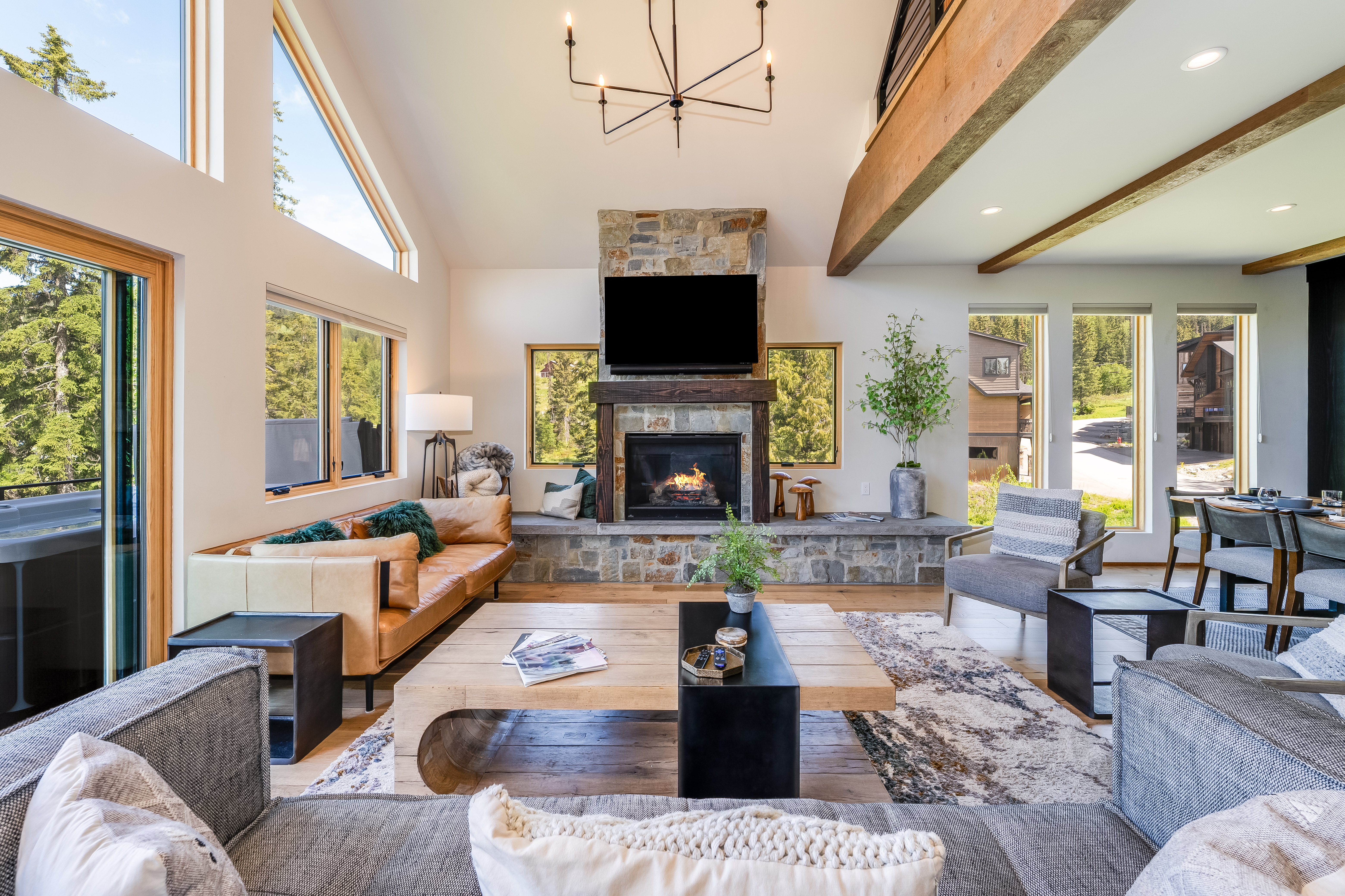 Villa Boreas Lonepine Whitefish: Luxury 4-Bedroom Villa with Hot Tub and Mountain Views, Flathead County