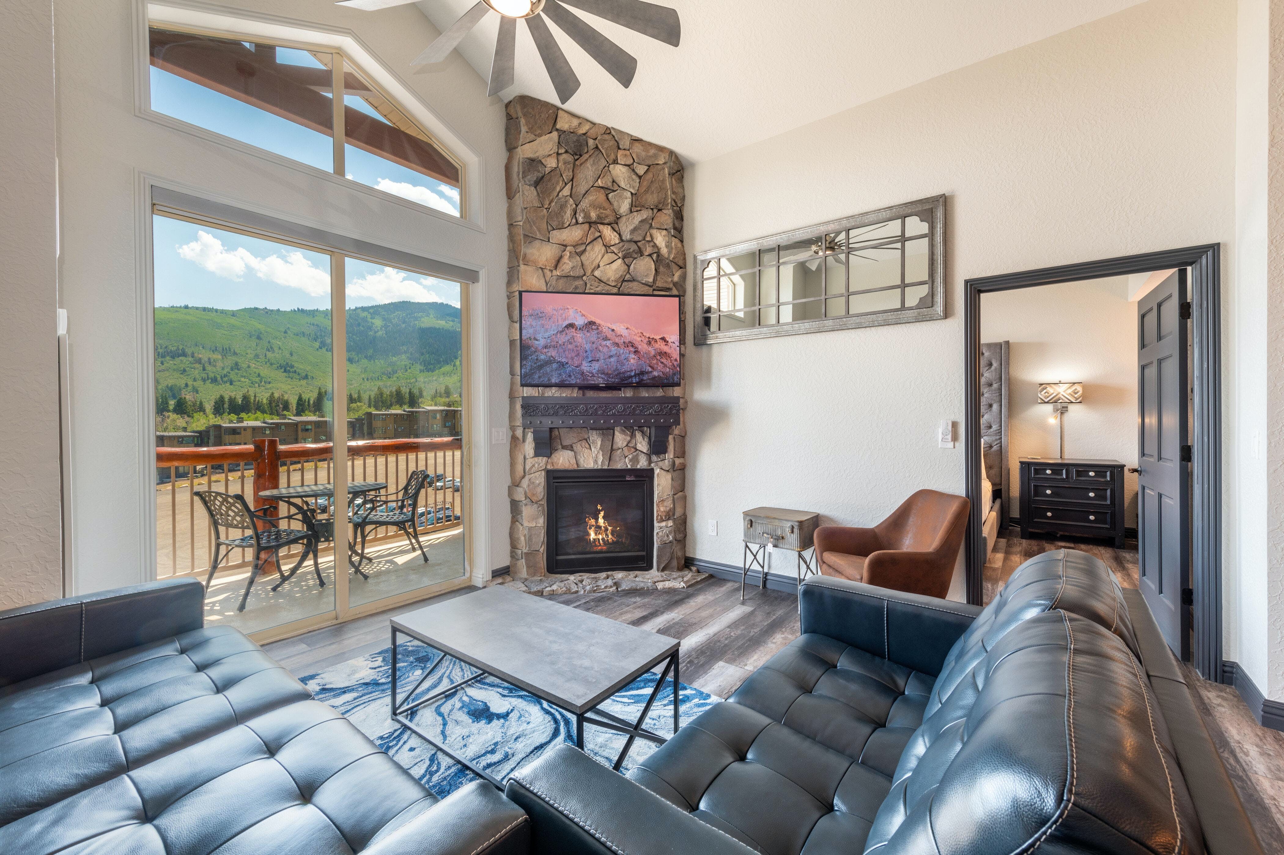 Villa Helm Trail Creek Park City: Luxury 2-Bedroom Ski Apartment with Hot Tub and Pool, Park City