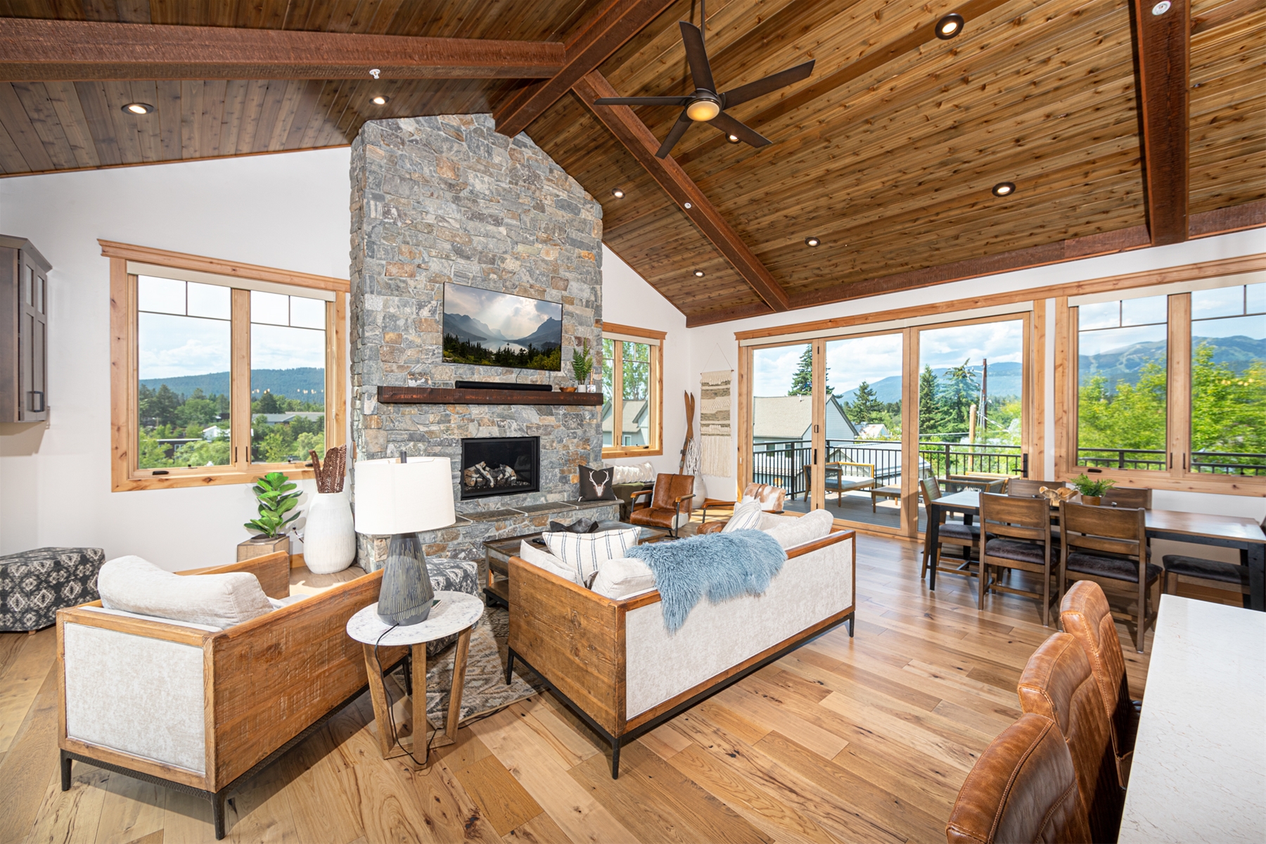 Villa Boreas Whitefish Bay: Luxury 3-Bedroom Penthouse with Private Parking and Rooftop Terrace, Flathead County