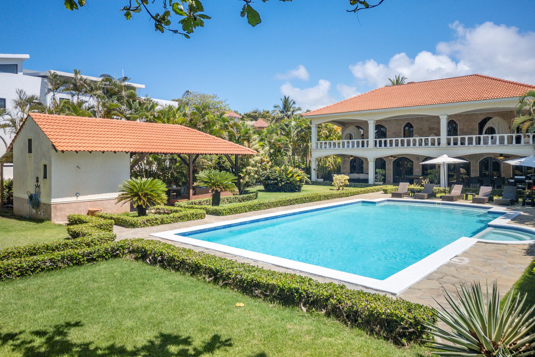 Villa Brisa Encuentro Sosúa: 6-Bedroom Beachfront Villa with Heated Pool and Spa in Sosúa