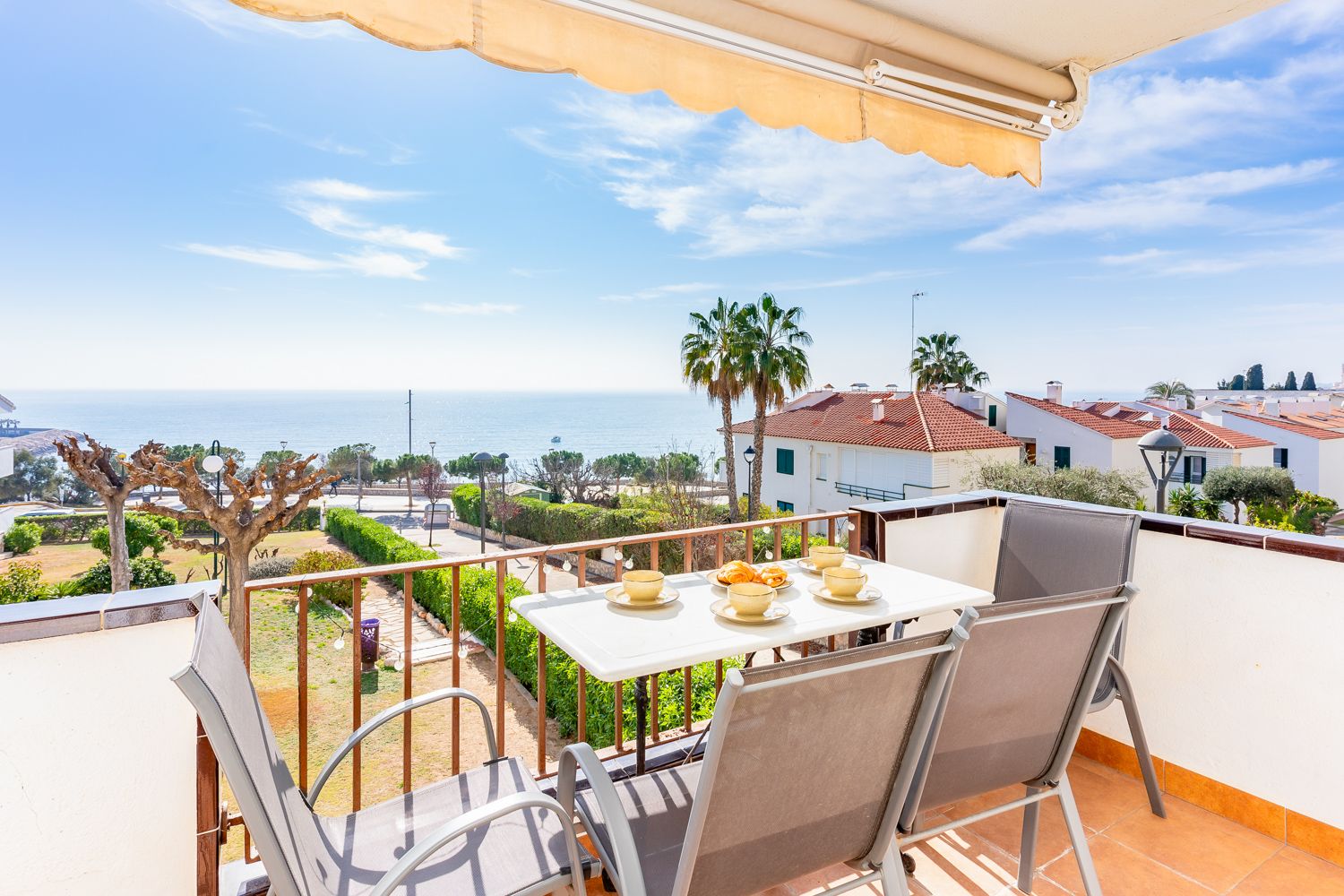 Villa Brisa Garraf Sitges: 2-Bedroom Beachfront Apartment with Sea Views in Sitges, Spa