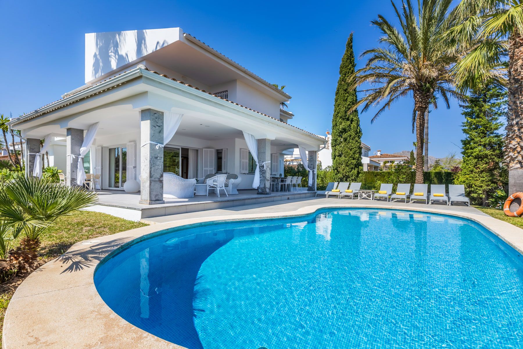 Villa Brisa Llenaire Pollensa: 4 Bedroom Villa with Private Pool and Spa Steps from the Sea