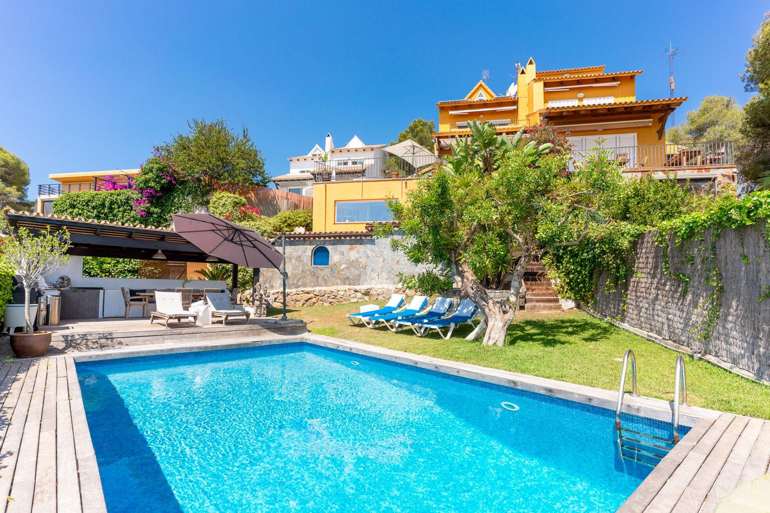 Villa Brisa Olivella Sitges: 3-Bedroom Sea View Villa with Private Pool & Spa in Sant Per