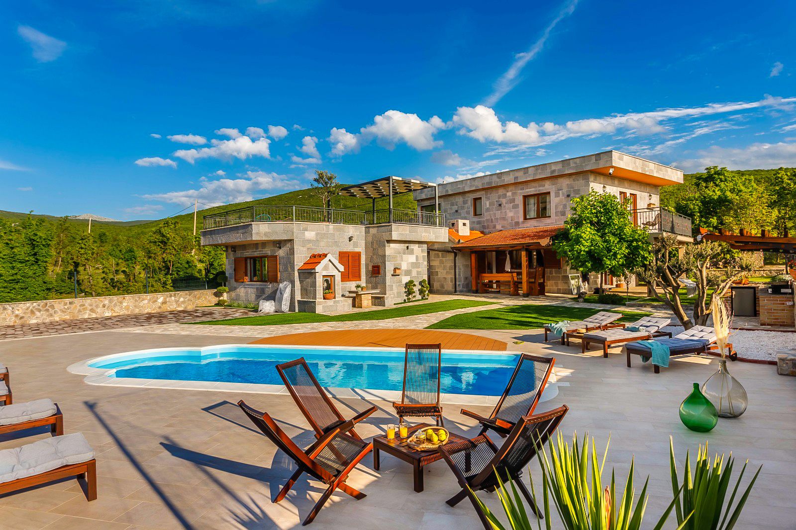 Villa Bura Kamenica Split: 3-Bedroom Villa with Hot Tub, Sauna & Countryside Views near