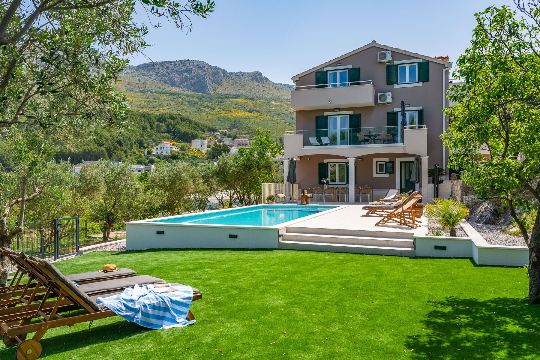 Villa Bura Perun Podstrana: 6-Bedroom Villa with Heated Pool, Tennis Court & Sea Views i