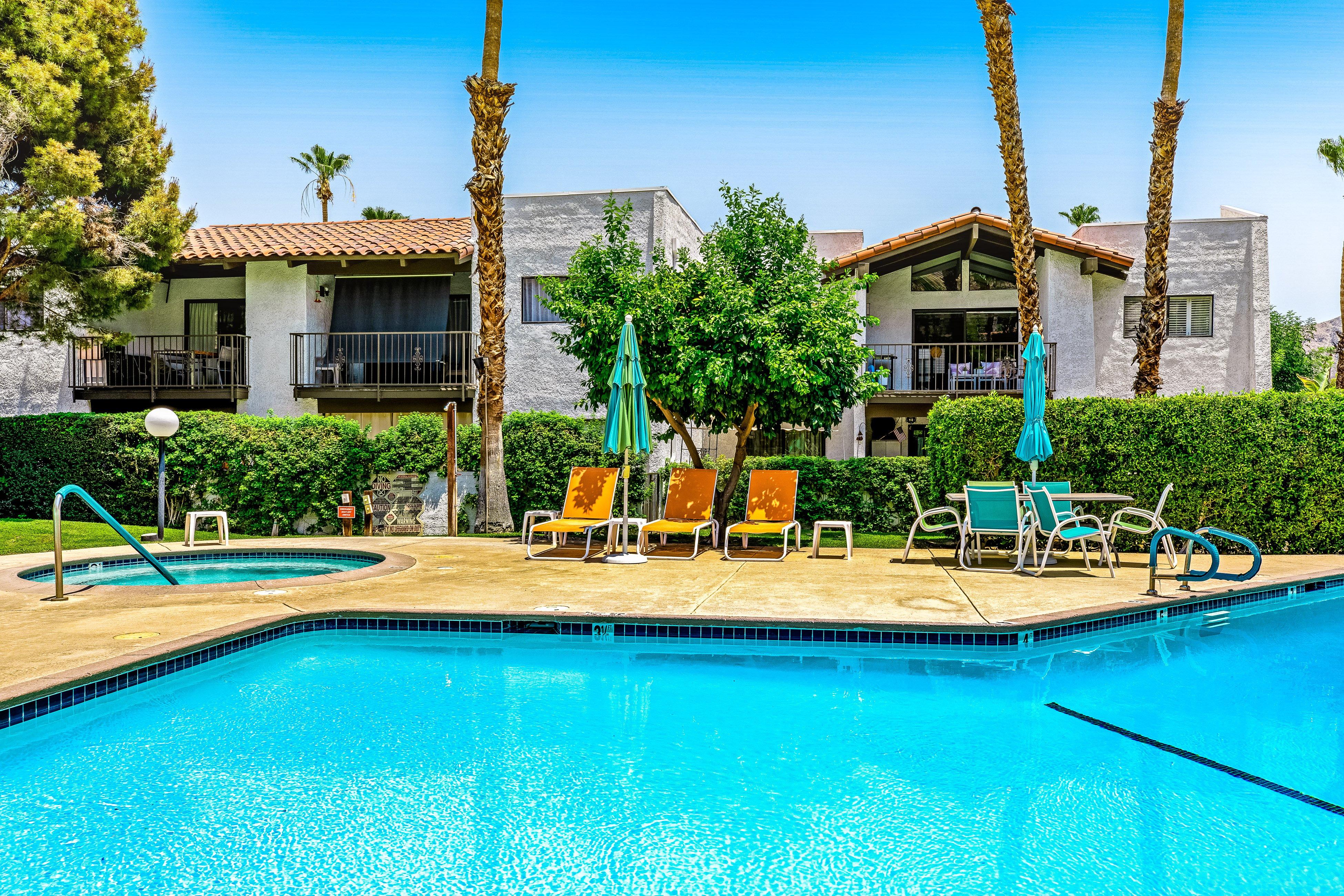 Villa Carmesí Murray Palm Springs: Luxury 3-Bedroom Apartment with Hot Tub and Tennis Courts, Palm Springs