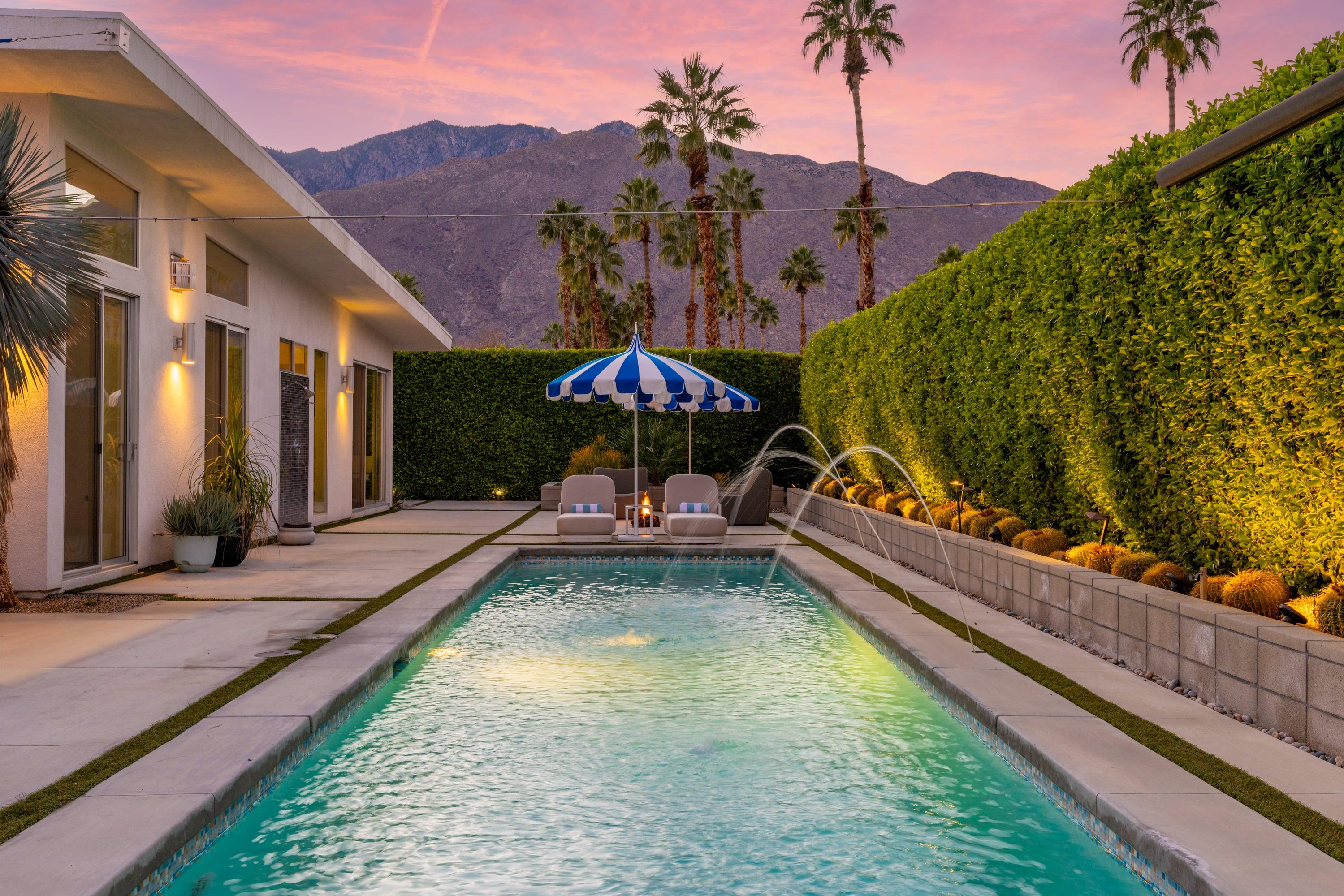 Villa Carmesí Tahquitz Warm Sands: Luxury 4-Bedroom Villa with Private Pool and Hot Tub, Palm Springs