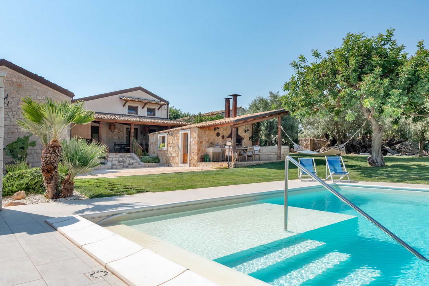 Villa Carrubo Frigintini Modica: 5-Bedroom Countryside Retreat with Spa & Olive Groves in Mod