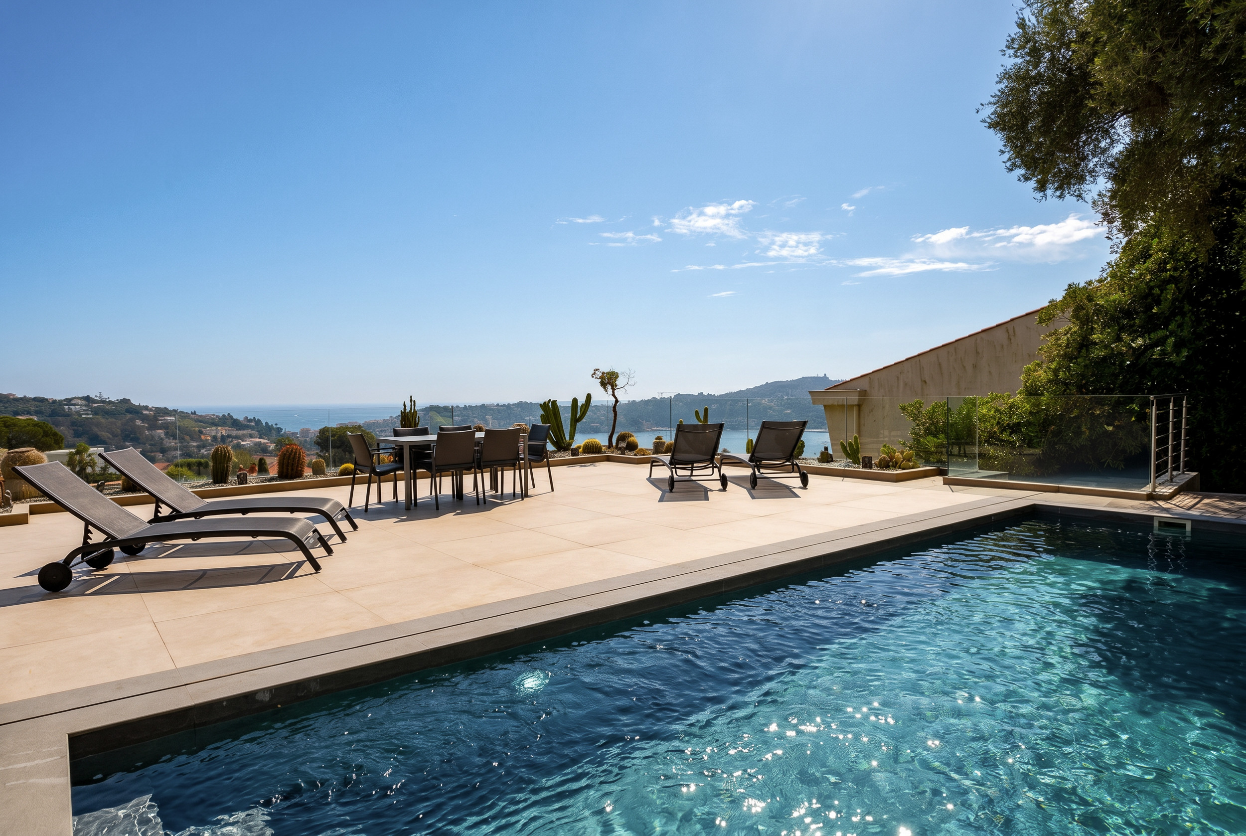 Villa Céladon Anse Marinière Nice: Luxury 3-Bedroom Villa with Rooftop Pool and Sea Views, Nice