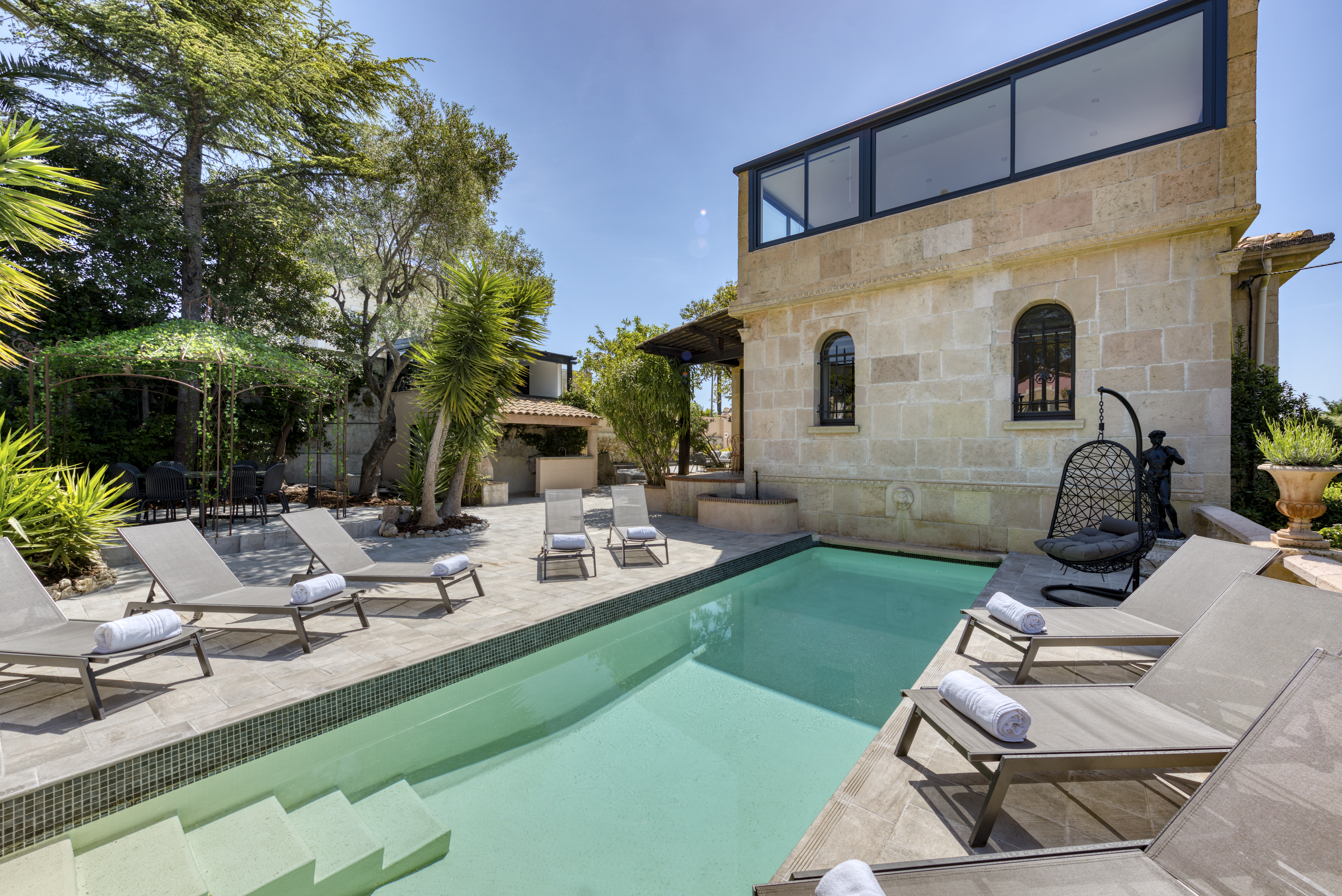 Villa Céladon Anse Moura Cannes: Luxury 6-Bedroom Apartment with Pool and Sea Views, Cannes