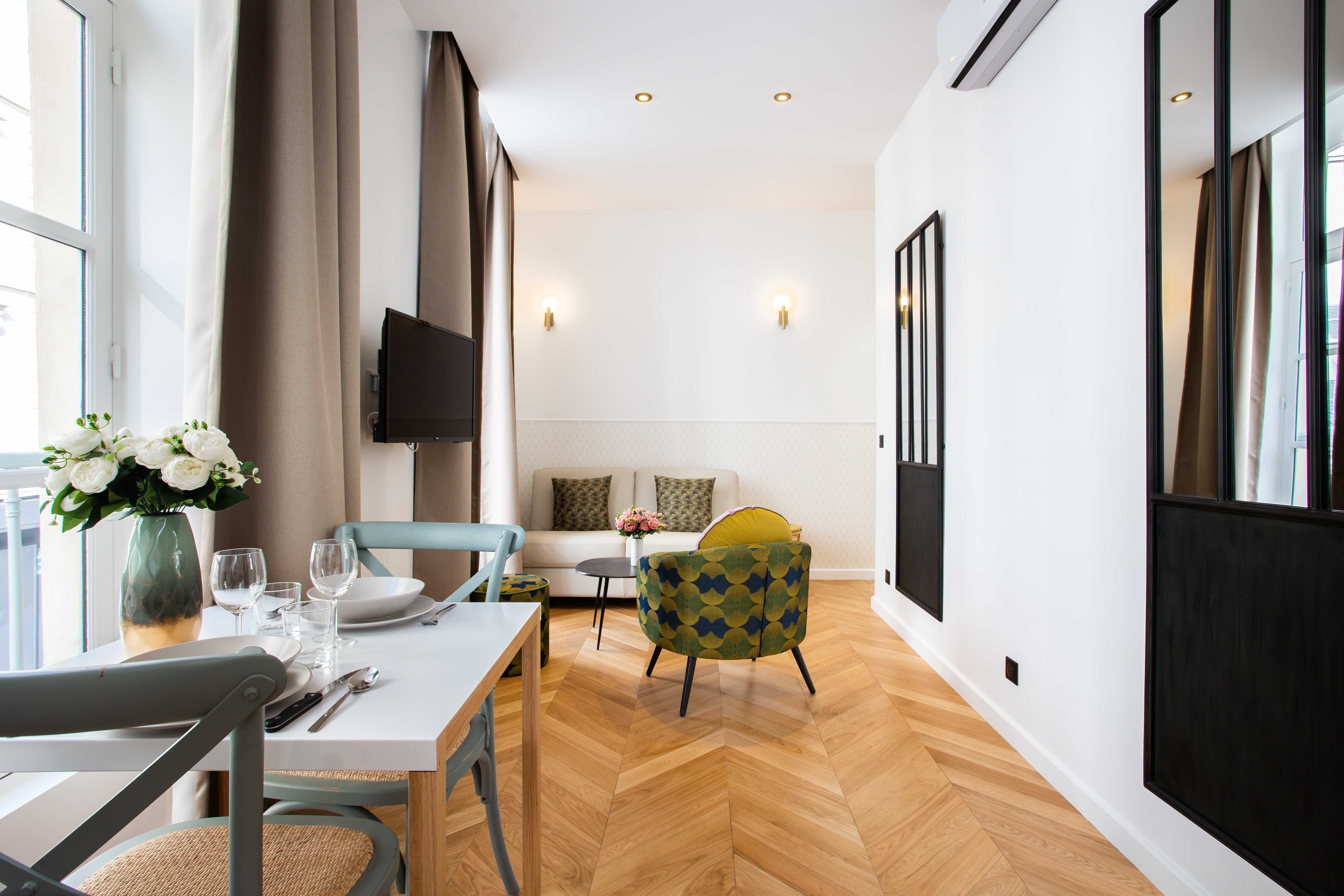 Villa Céladon Artsy Marais Paris: Luxury 1-Bedroom Apartment with Spa and Air-Con, Le Marais Paris